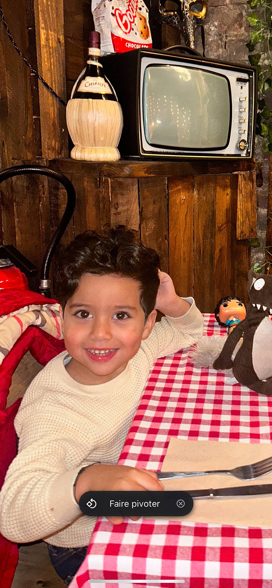 Fadi participe au concours pour gagner de l'argent avec cette photo : chair, child, electronic_device, fun, happy, home_appliance, joy, kitchen_appliance, lamp, pattern, person, plaid, plate, room, sitting, smile, tartan, television, toddler, toy