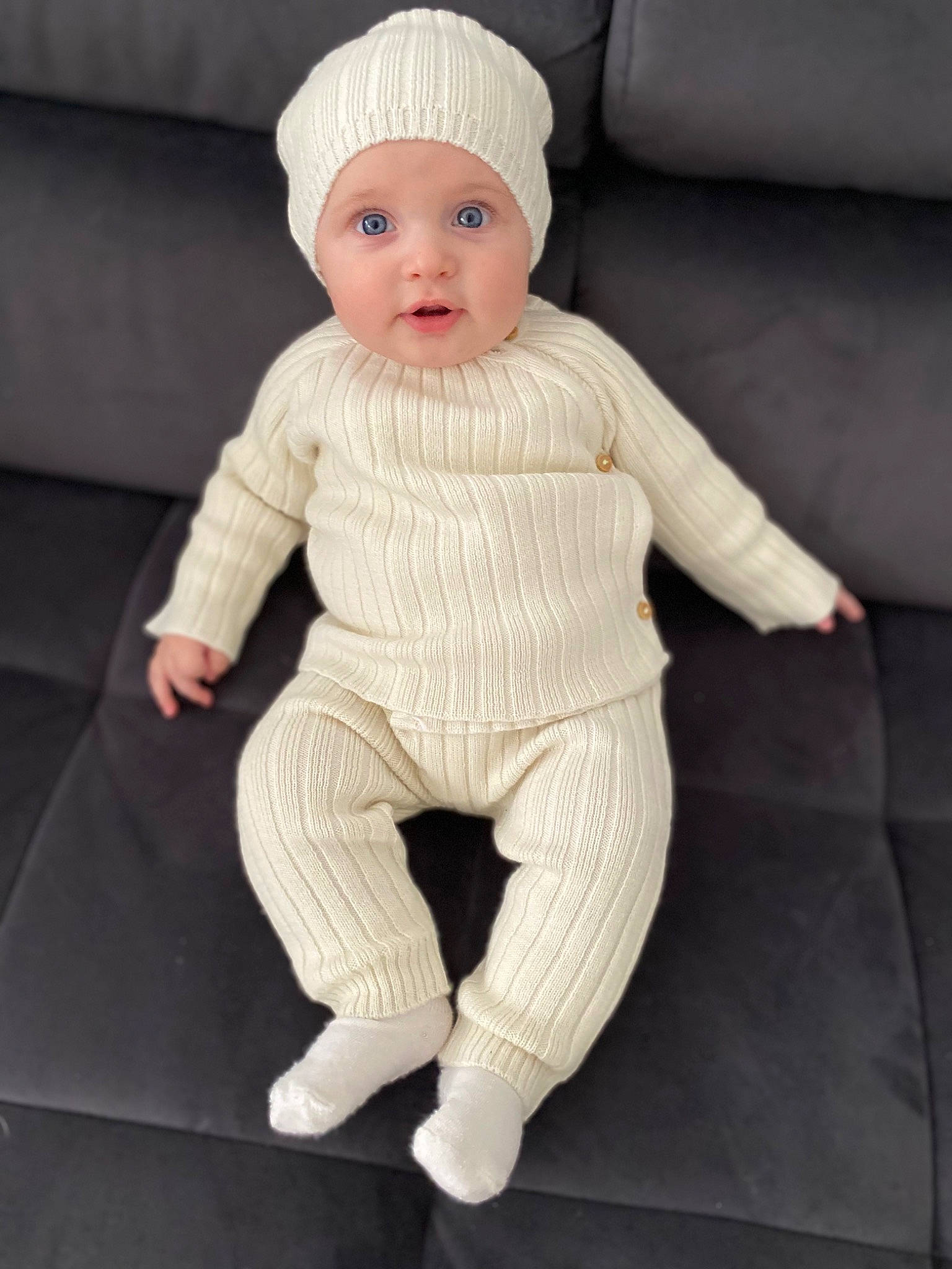Léo a rejoint le concours — aidez-le/la à gagner de superbes lots ! baby, baby_toddler_clothing, cap, cheek, child, chin, clothing, comfort, eye, eyebrow, face, headgear, headwear, outerwear, person, skin, sleeve, smile, toddler, white