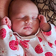 Aveline a rejoint le concours — aidez-le/la à gagner de superbes lots ! baby, child, closeup, cradling, cute, daisy_pattern, face, hand, indoor, infant, newborn, onesie, patterned_clothing, peaceful, person, portrait, resting, sleeping, soft_skin, strawberry_pattern