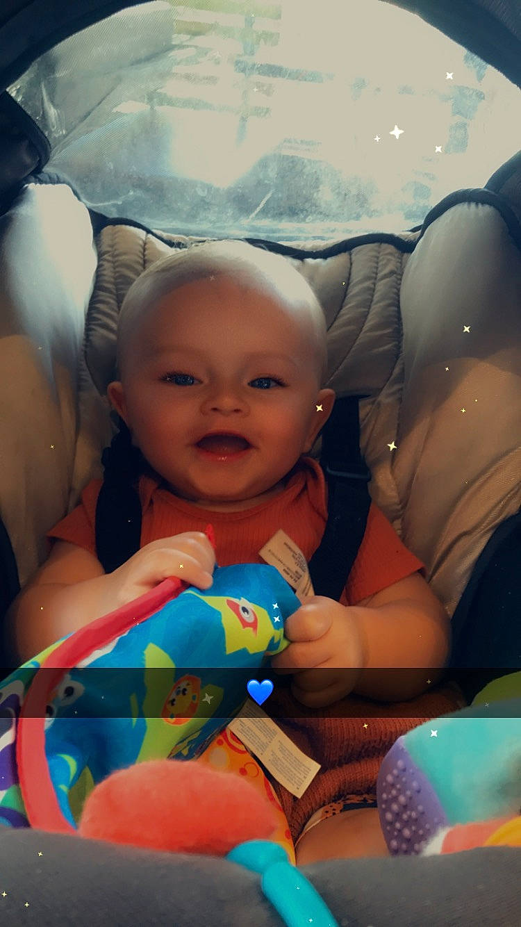 Milo a rejoint le concours — aidez-le/la à gagner de superbes lots ! arm, baby, comfort, eye, face, facial_expression, finger, fun, happy, human, human_body, iris, leisure, mouth, organ, people, person, skin, smile, textile