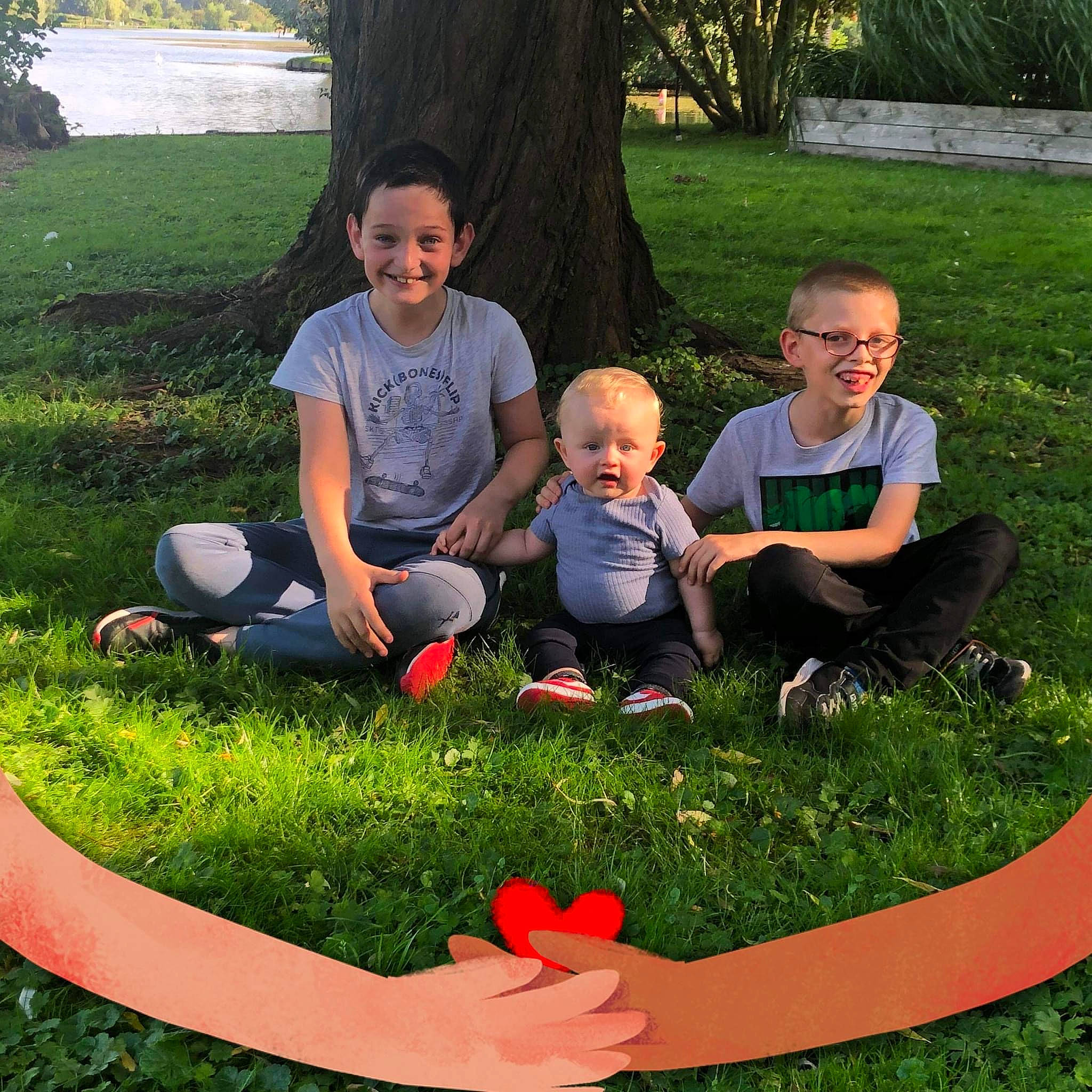 Milo a rejoint le concours — aidez-le/la à gagner de superbes lots ! botany, facial_expression, green, happy, head, human_body, joy, lap, leaf, leg, mammal, nature, people_in_nature, person, photograph, plant, sharing, shoe, shorts, smile