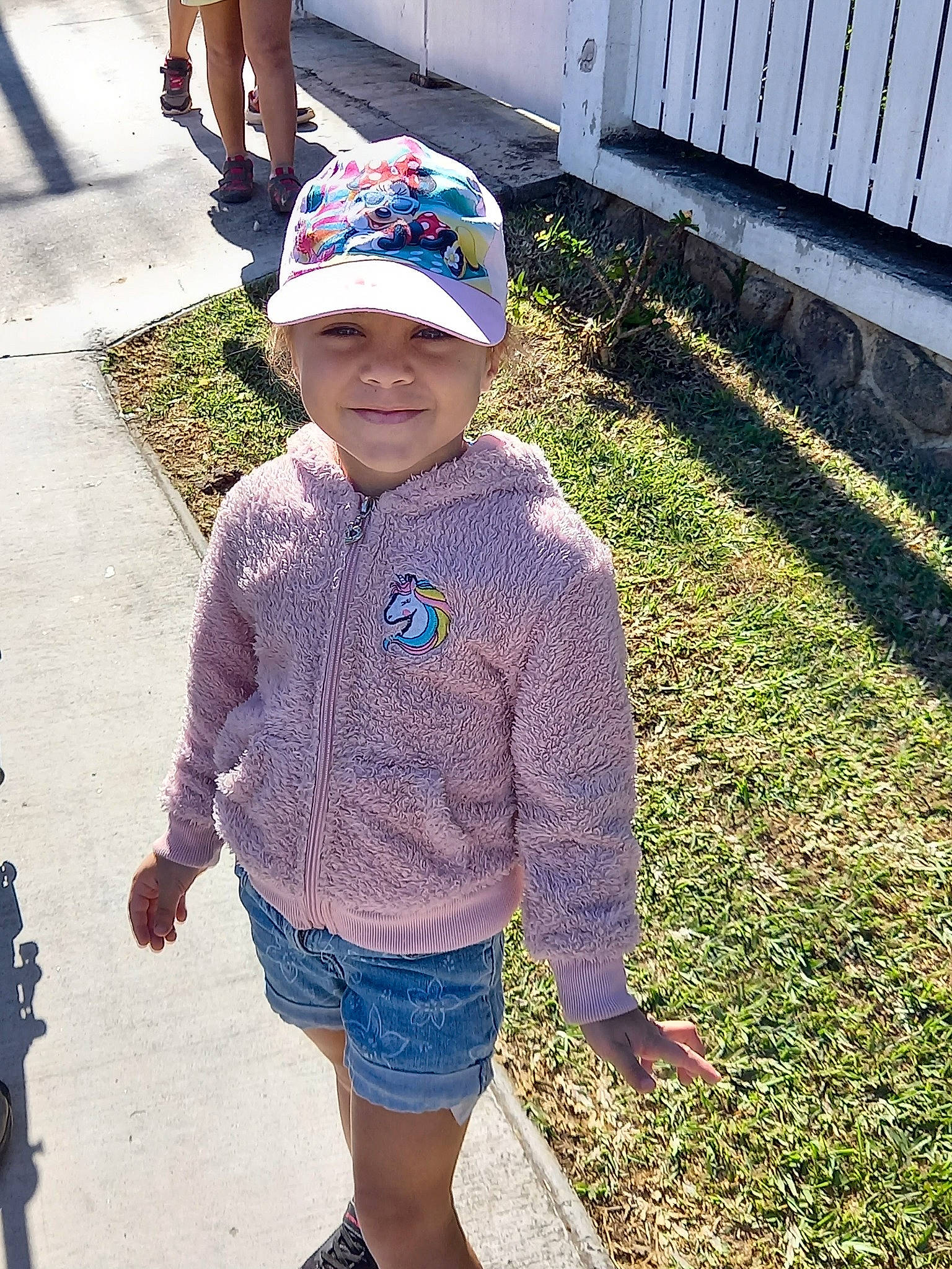 Maë a rejoint le concours — aidez-le/la à gagner de superbes lots ! asphalt, baseball_cap, cap, child, cool, electric_blue, fun, grass, hat, headwear, joy, outerwear, person, plant, public_space, shorts, sleeve, smile, summer, t_shirt