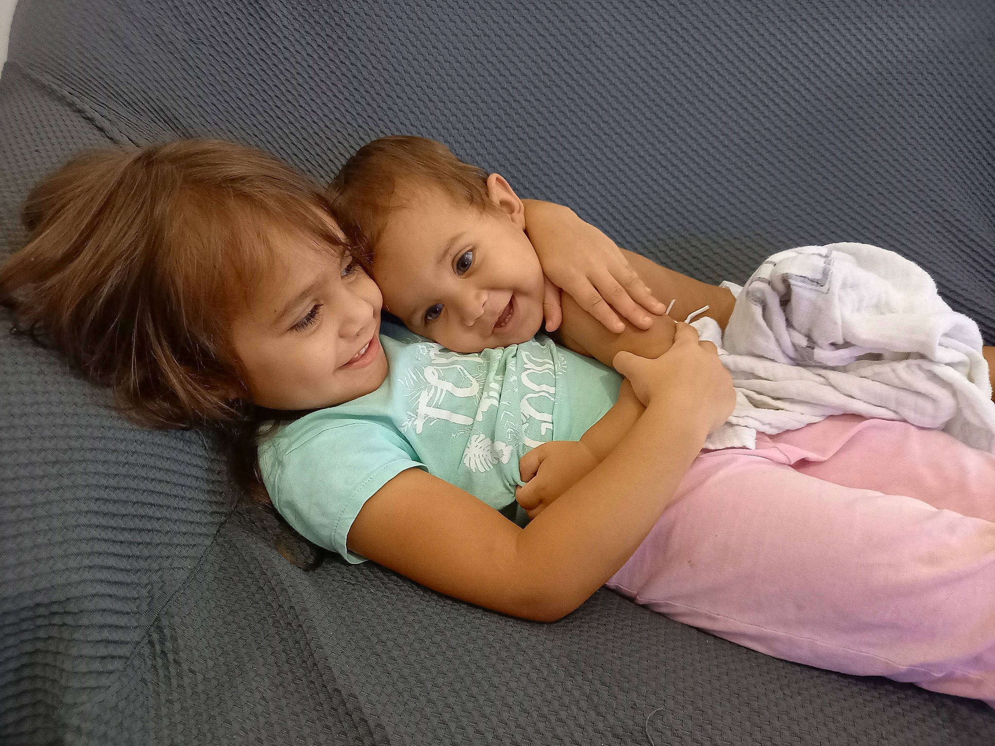 Maë participe au concours pour gagner de l'argent avec cette photo : baby, baby_toddler_clothing, child, comfort, couch, event, flash_photography, fun, grass, hairstyle, happy, leisure, mammal, person, portrait_photography, room, sitting, skin, smile, t_shirt