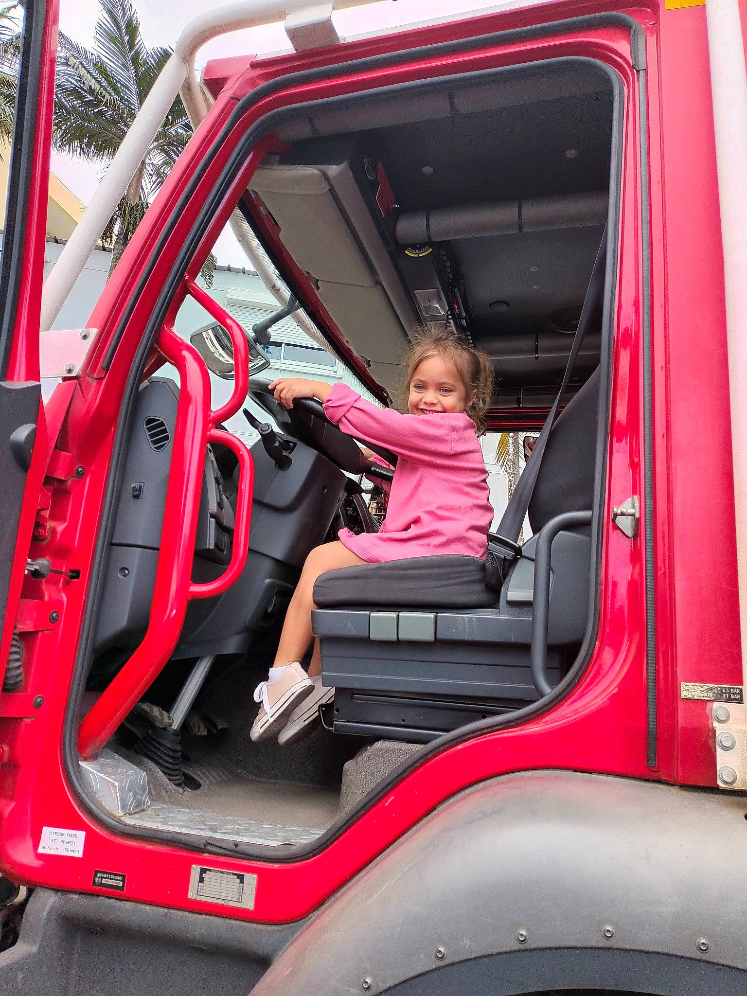 Maë participe au concours pour gagner de l'argent avec cette photo : auto_part, automotive_design, automotive_exterior, automotive_lighting, automotive_tire, automotive_wheel_system, automotive_window_part, bumper, car, door, fender, hood, joy, motor_vehicle, person, service, shorts, t_shirt, tire, vehicle