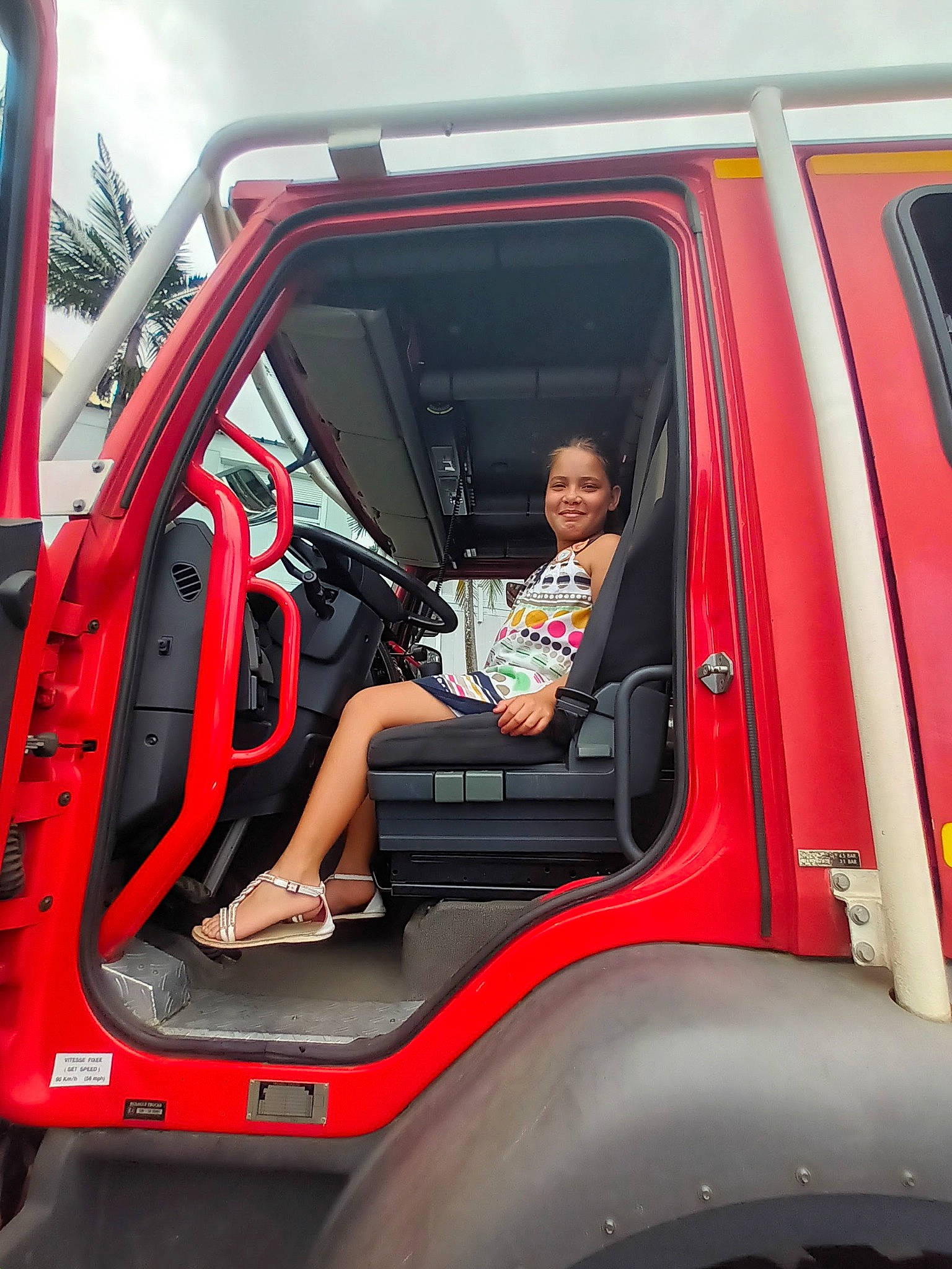 Eva participe au concours pour gagner de l'argent avec cette photo : auto_part, automotive_design, automotive_exterior, automotive_tire, automotive_wheel_system, automotive_window_part, bumper, car, door, family_car, helmet, hood, joy, mode_of_transport, motor_vehicle, person, shorts, smile, steering_wheel, vehicle