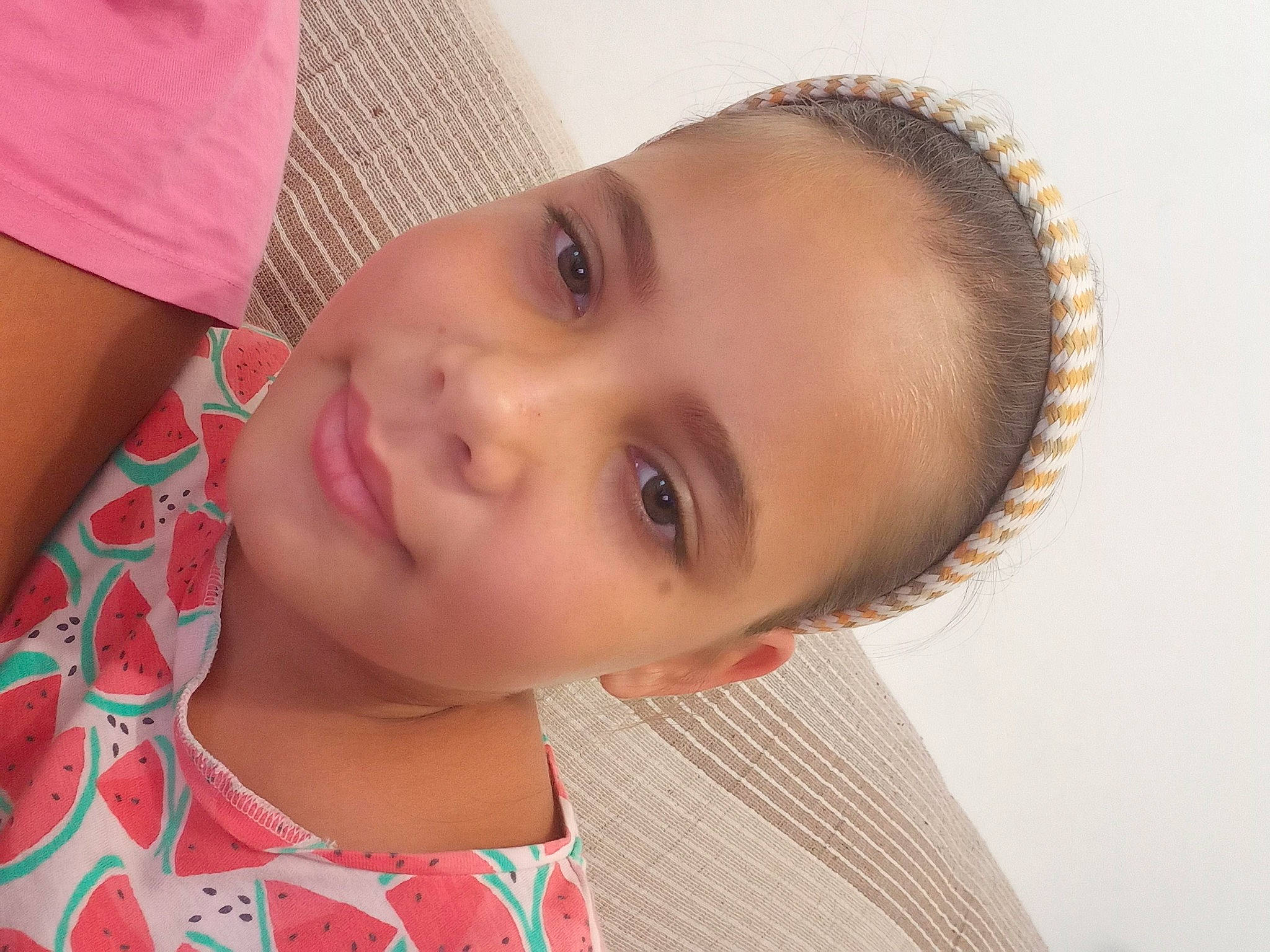 Eva participe au concours pour gagner de l'argent avec cette photo : cheek, child, chin, close_up, eyebrow, eyelash, face, forehead, fun, happy, hat, iris, joy, lip, mouth, neck, nose, pattern, person, skin