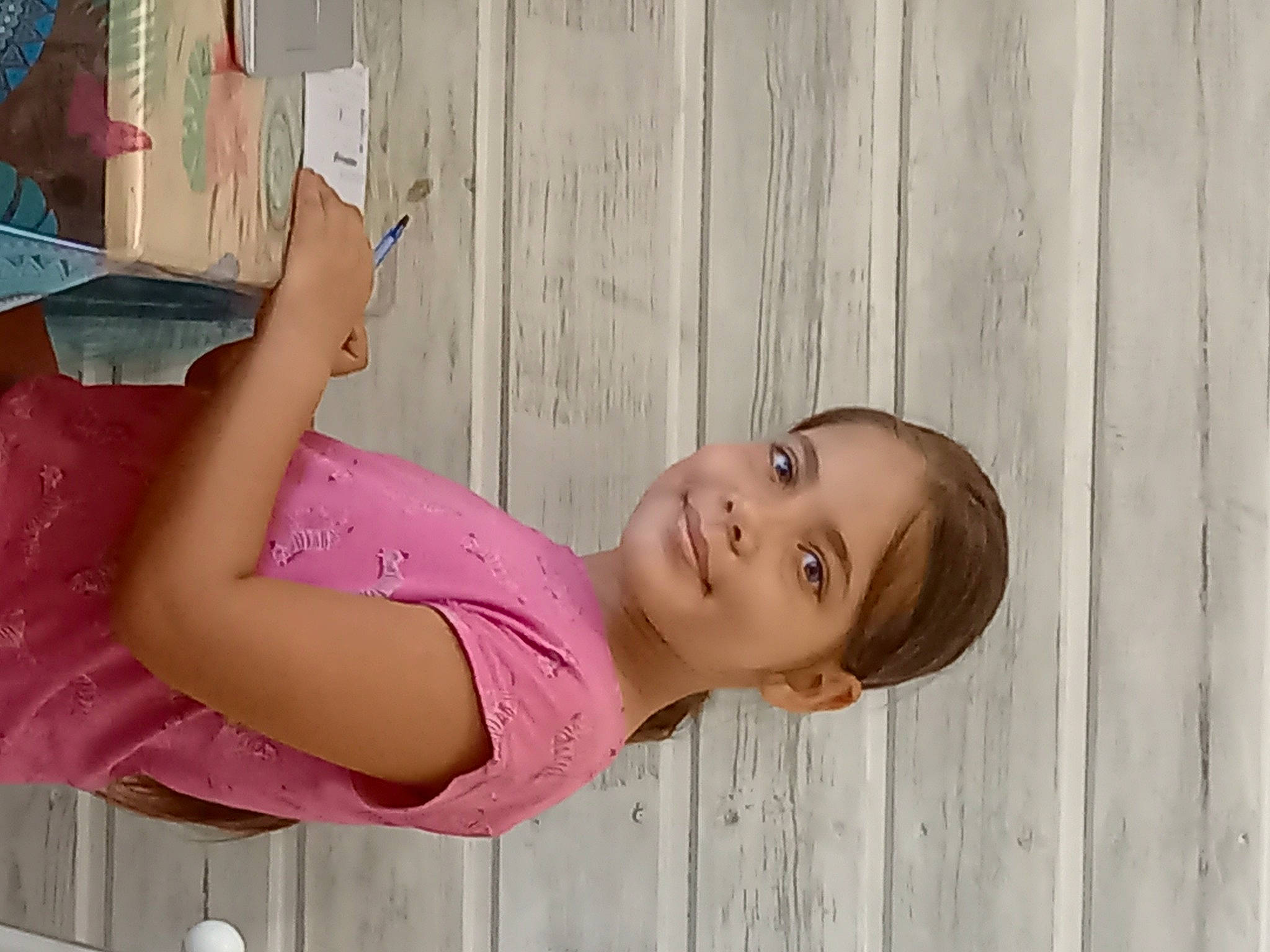 Eva a rejoint le concours — aidez-le/la à gagner de superbes lots ! arm, elbow, eyelash, finger, happy, human_body, joint, joy, knee, magenta, neck, person, pink, plant, skin, sleeve, smile, thigh, trunk, waist