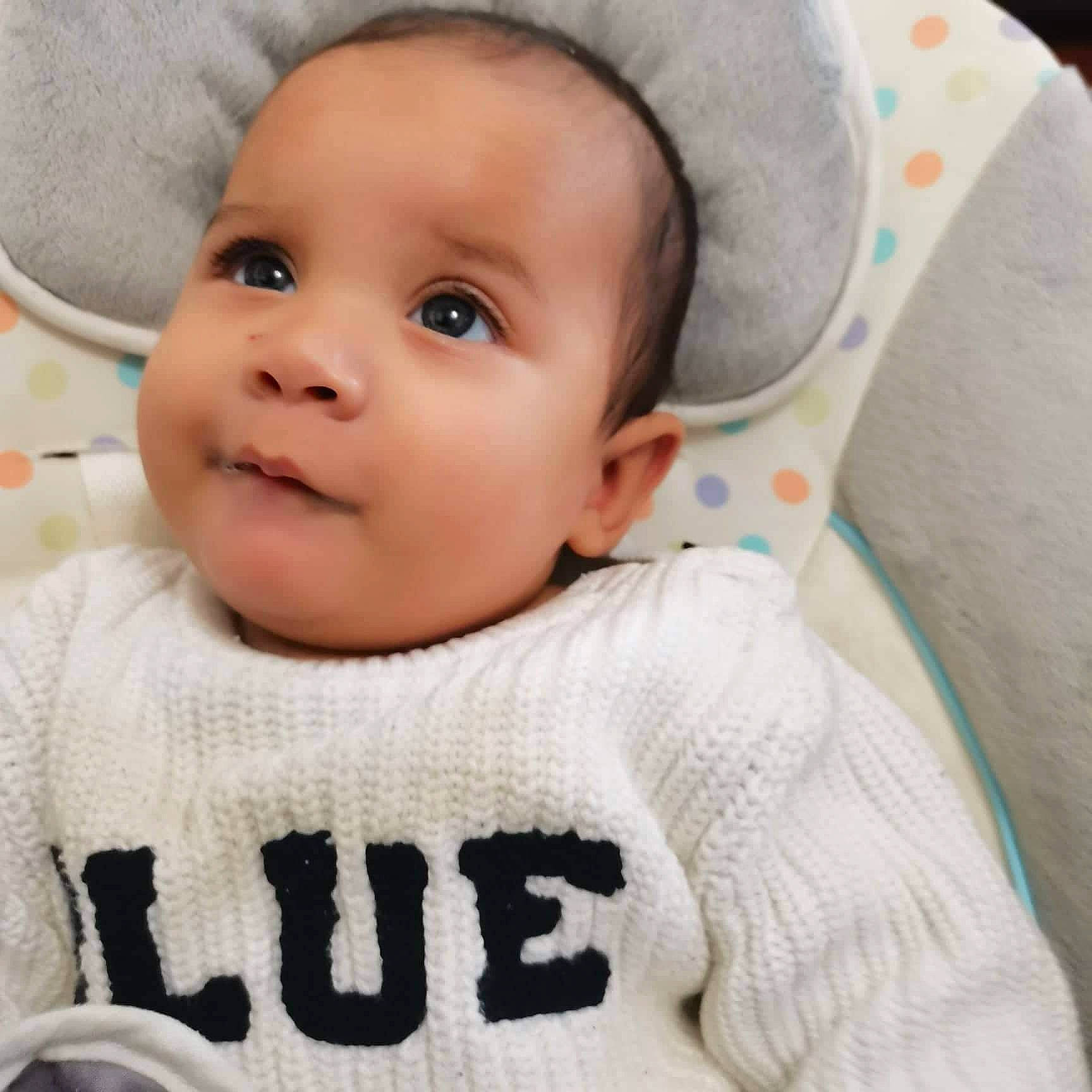 Milo participe au concours pour gagner de l'argent avec cette photo : baby, baby_toddler_clothing, cap, cheek, chin, comfort, eye, eyebrow, eyelash, face, happy, head, lip, mouth, neck, nose, person, skin, sleeve, smile