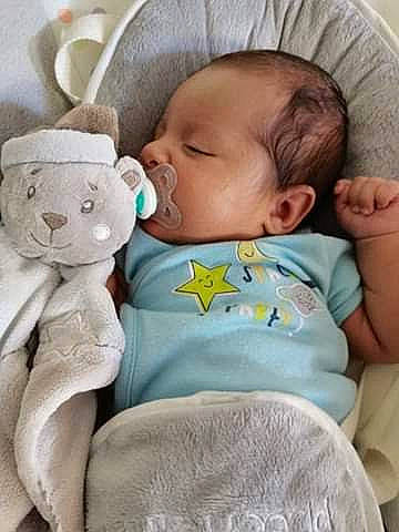 Milo participe au concours pour gagner de l'argent avec cette photo : arm, baby, baby_sleeping, baby_toddler_clothing, cheek, chin, comfort, eye, face, facial_expression, finger, hand, head, neck, nose, person, product, skin, sleeve, textile