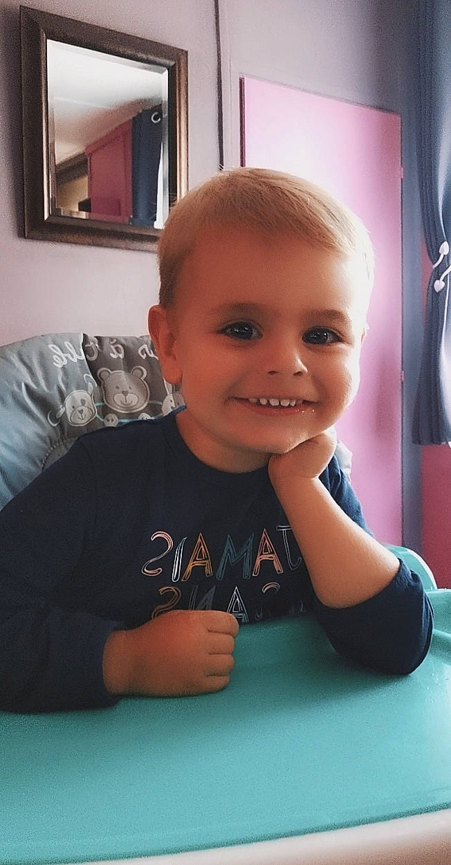 Axel participe au concours pour gagner de l'argent avec cette photo : baby, cheek, chin, eyebrow, finger, flooring, forehead, fun, happy, joy, mouth, muscle, nose, person, picture_frame, skin, smile, t_shirt, table, thumb