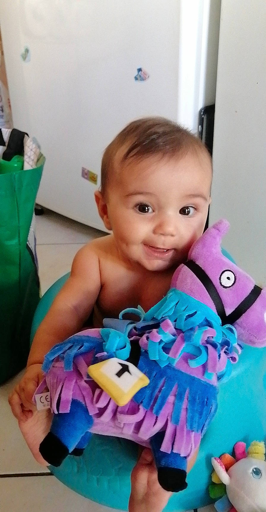 Aria a rejoint le concours — aidez-le/la à gagner de superbes lots ! baby, baby_playing_with_toys, baby_products, baby_toddler_clothing, beauty, child, electric_blue, event, face, finger, fun, green, happy, iris, person, pink, product, skin, smile, thumb