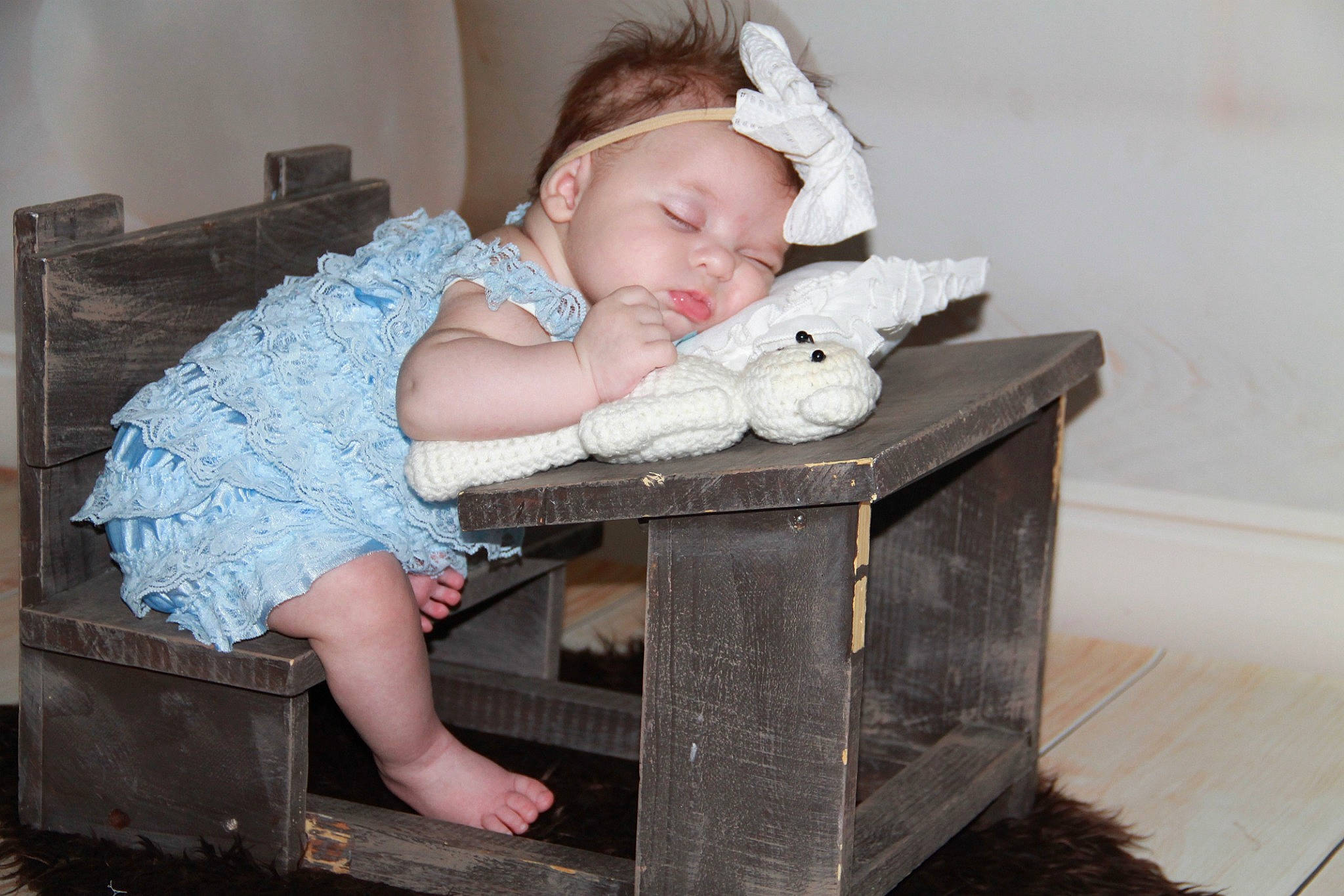 Lyanna participe au concours pour gagner de l'argent avec cette photo : baby, baby_toddler_clothing, chair, child, comfort, flash_photography, flooring, foot, fun, human_leg, lap, leg, person, room, sandal, sitting, sock, thigh, toddler, toy