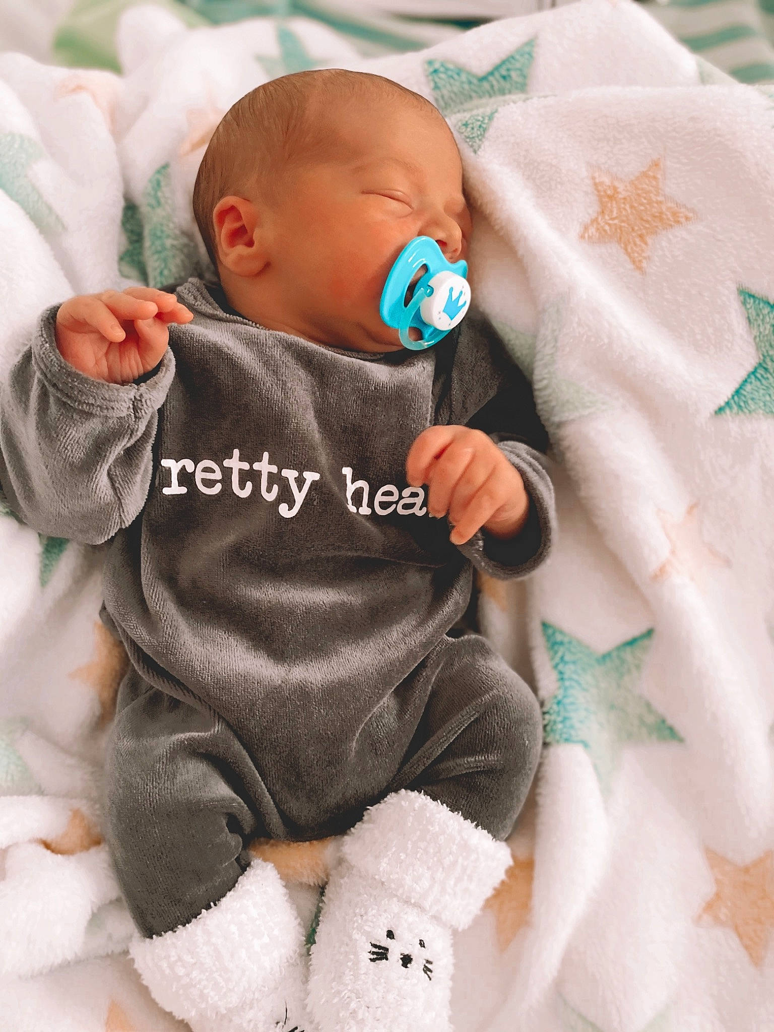 Lyam a rejoint le concours — aidez-le/la à gagner de superbes lots ! baby, baby_products, baby_safety, baby_sleeping, baby_toddler_clothing, bedding, bedtime, cheek, child, comfort, linens, pattern, person, product, sitting, skin, sleeve, textile, thumb, toddler