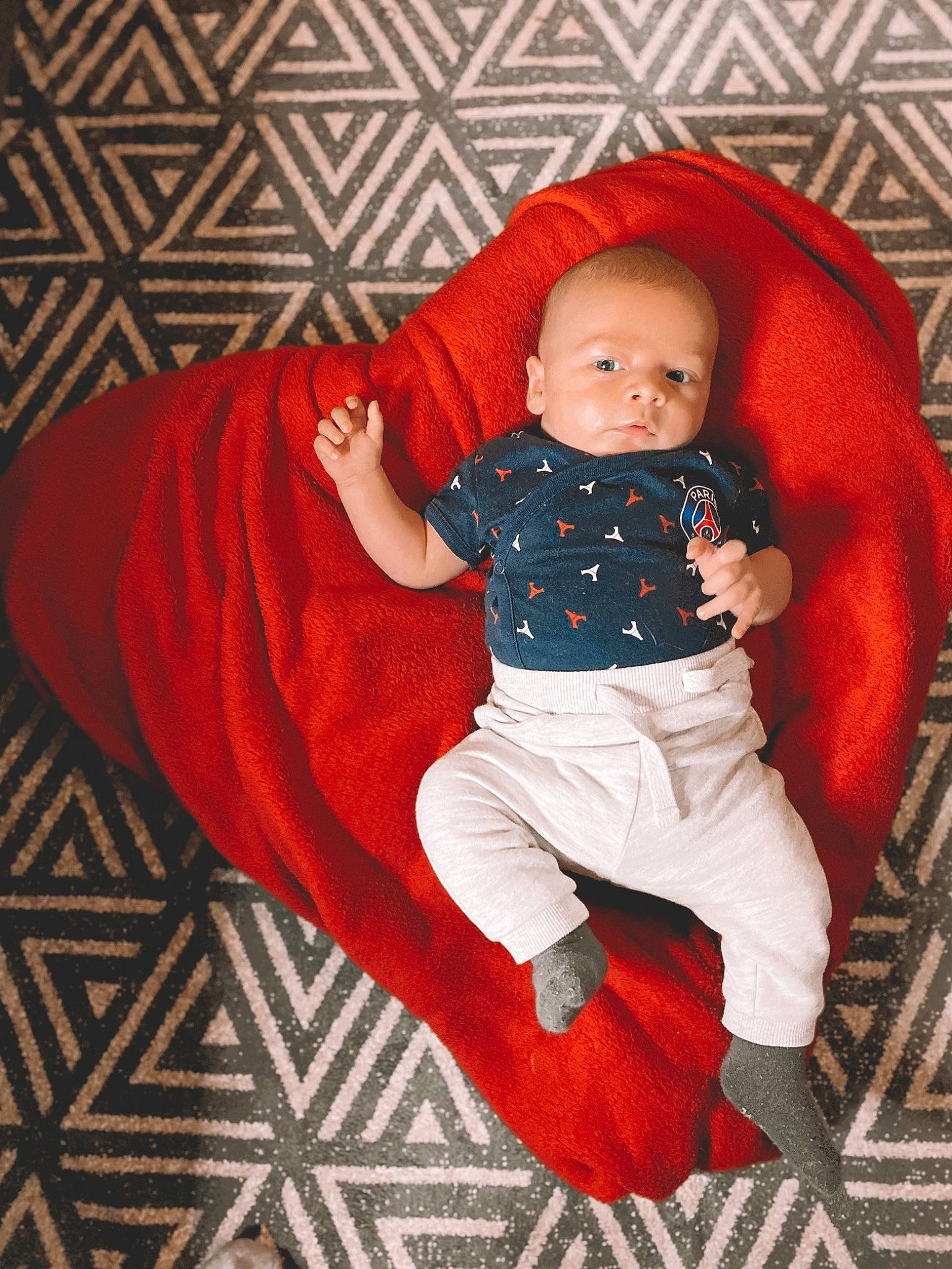 Lyam participe au concours pour gagner de l'argent avec cette photo : baby, baby_toddler_clothing, carmine, child, comfort, flooring, fun, happy, human_leg, linens, magenta, pattern, person, sitting, sleeve, sock, standing, symmetry, t_shirt, toddler