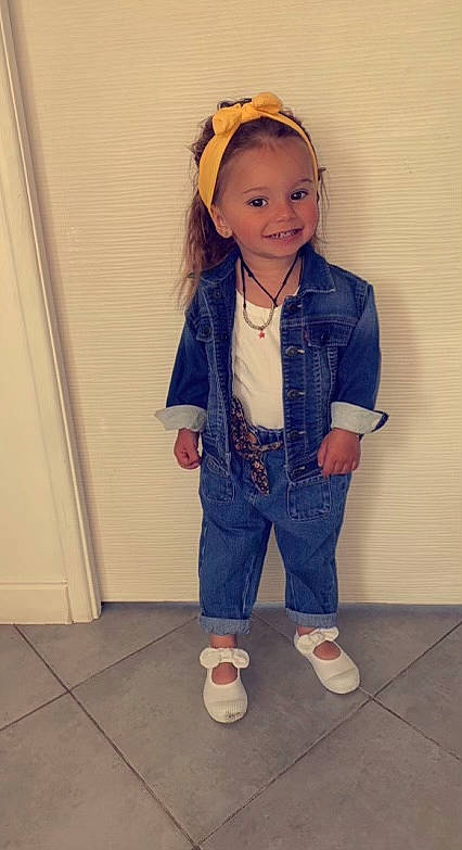 Summer participe au concours pour gagner de l'argent avec cette photo : baby_toddler_clothing, brown_hair, child, denim, electric_blue, eye, face, fashion_accessory, fun, happy, joy, knee, leg, pattern, person, sleeve, smile, sneakers, street_fashion, toddler