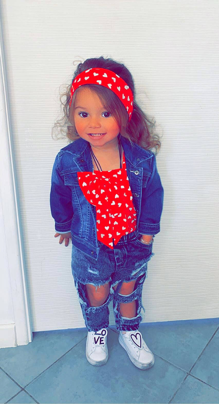 Summer a rejoint le concours — aidez-le/la à gagner de superbes lots ! arm, azure, baby_toddler_clothing, clothing, denim, electric_blue, face, fashion_design, hair, head, headgear, joy, magenta, outerwear, person, sleeve, sportswear, street_fashion, t_shirt, textile