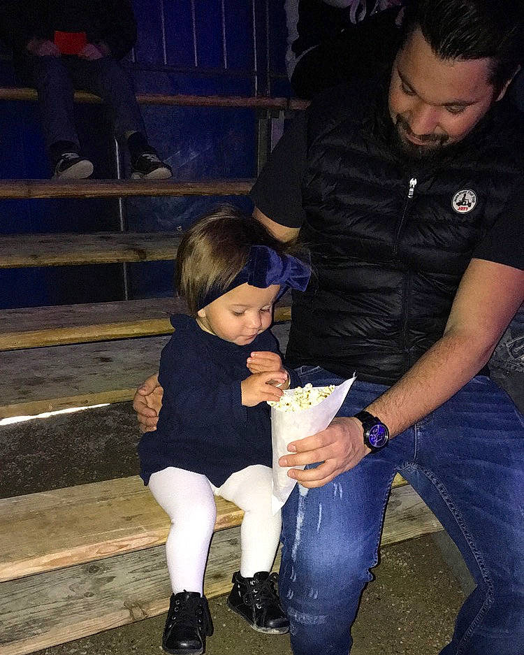 Summer participe au concours pour gagner de l'argent avec cette photo : boot, child, event, flash_photography, formal_wear, fun, happy, headwear, human_leg, interaction, knee, lap, person, recreation, shoe, sitting, sneakers, thigh, toddler