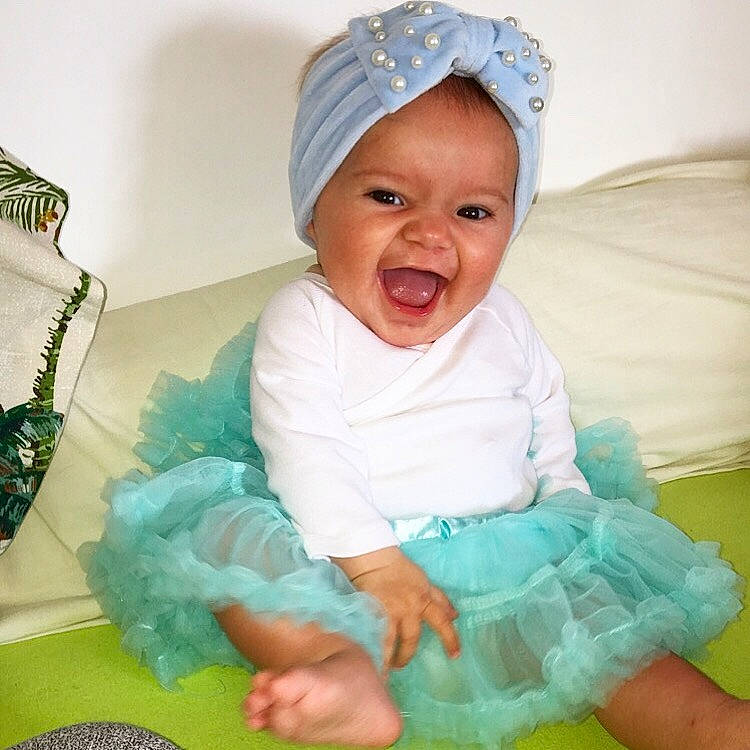 Summer a rejoint le concours — aidez-le/la à gagner de superbes lots ! aqua, azure, baby, baby_products, baby_toddler_clothing, cap, child, comfort, finger, fun, green, happy, headwear, linens, person, pink, skin, sleeve, smile, textile