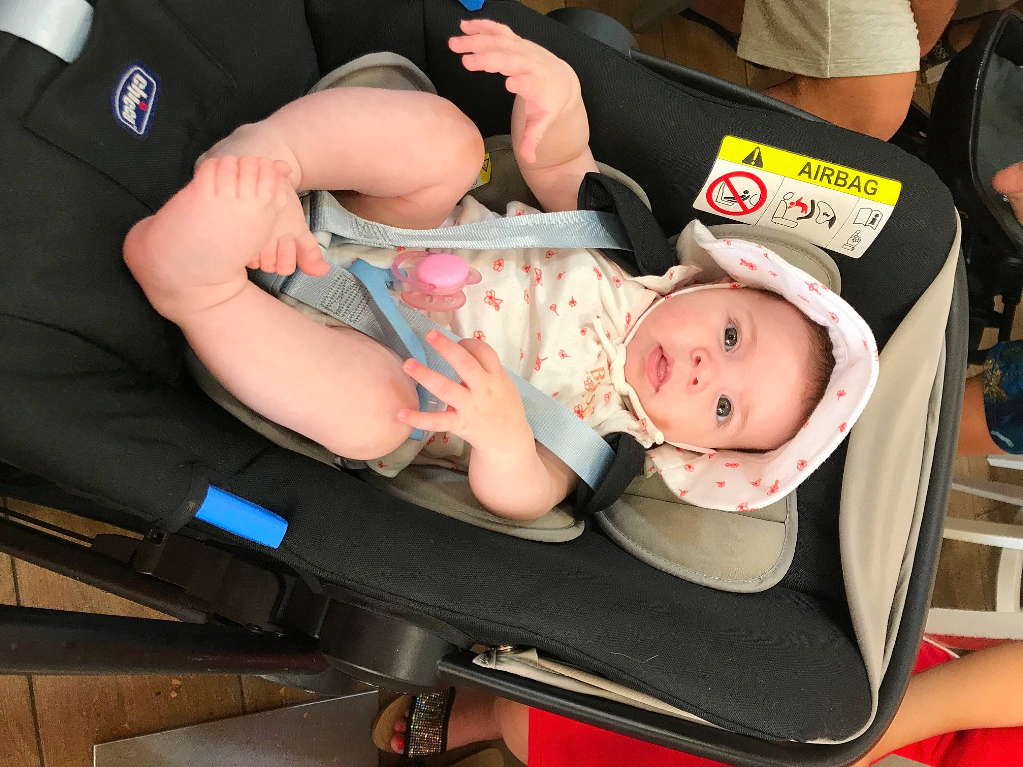 Nesrine participe au concours pour gagner de l'argent avec cette photo : auto_part, baby, baby_carriage, baby_products, baby_toddler_clothing, car_seat, child, comfort, event, finger, hat, headwear, health_care, lap, medical, nail, person, service, sitting, thumb