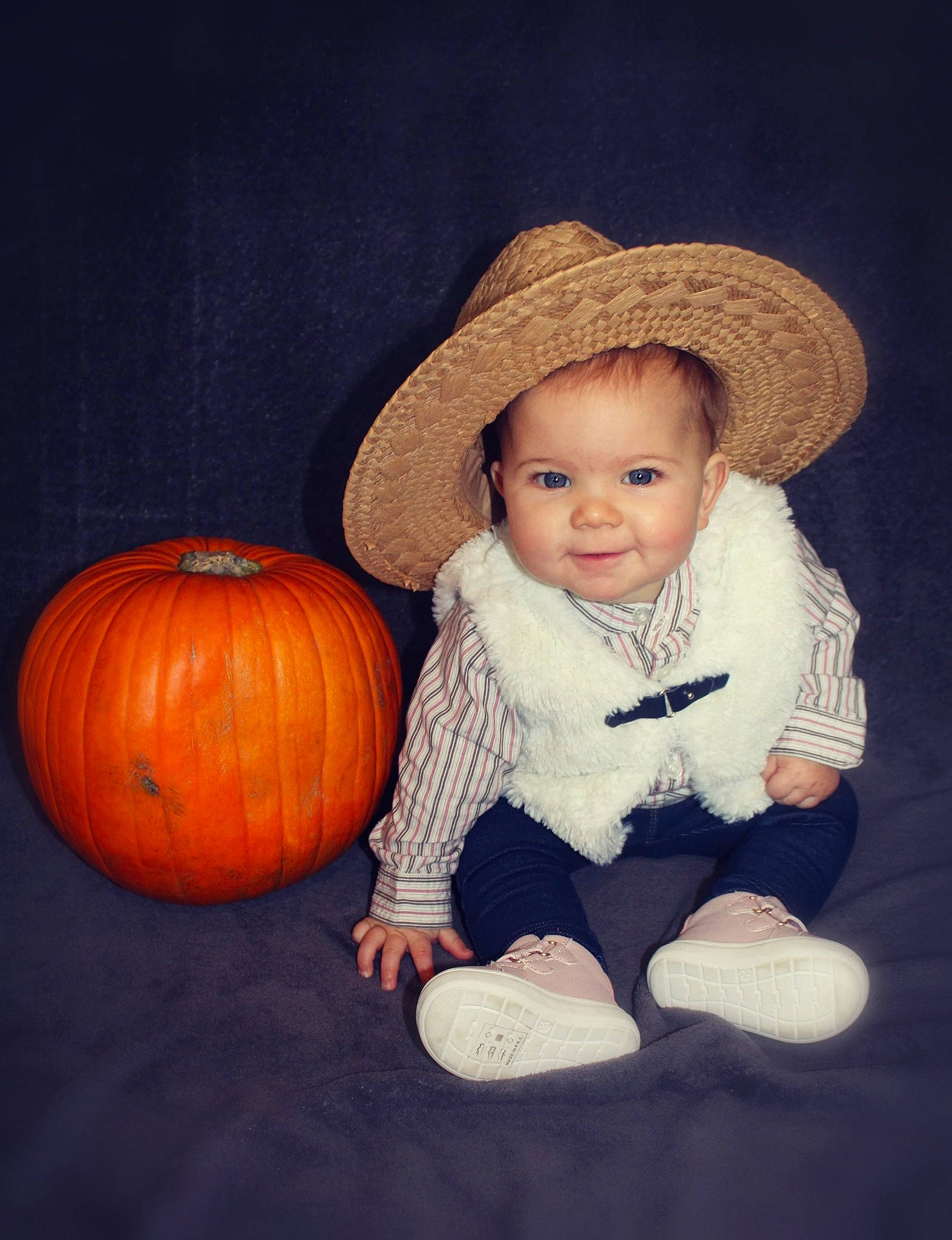 Chloé participe au concours pour gagner de l'argent avec cette photo : baby, calabaza, cheek, child, cucurbita, eye, face, fruit, gourd, hat, headgear, joy, orange, person, photography, plant, portrait, pumpkin, smile, toddler