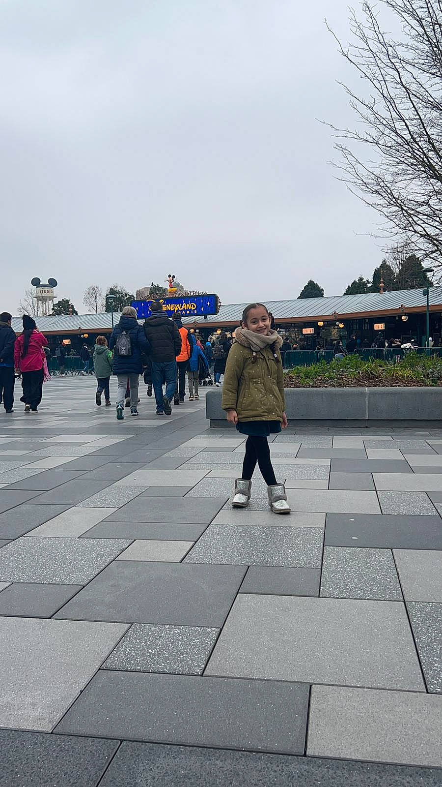 Aicha a rejoint le concours — aidez-le/la à gagner de superbes lots ! asphalt, city, flooring, fun, joy, leisure, pedestrian, person, plant, public_space, recreation, road, road_surface, shadow, sidewalk, sky, standing, street, travel, tree