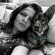 Dimi participe au concours pour gagner de l'argent avec cette photo : animal_face, bed, bedding, black_and_white, candid, close_up, collar, dog, ear, human_face, indoor, lying_down, paw, pet, pillow, portrait, relaxed, selfie, window, woman