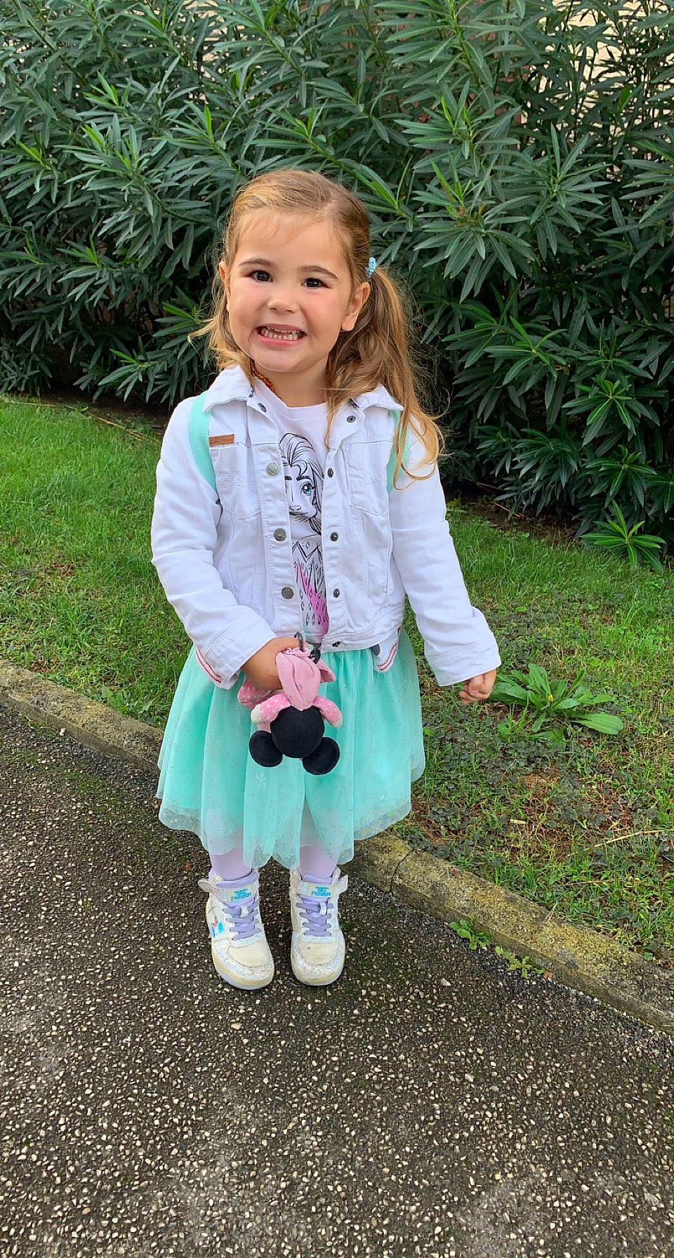 Maylia a rejoint le concours — aidez-le/la à gagner de superbes lots ! baby_toddler_clothing, child, eye, face, fashion_accessory, fun, grass, hair, happy, head, jewellery, joy, magenta, necklace, pattern, people_in_nature, person, plant, sleeve, smile