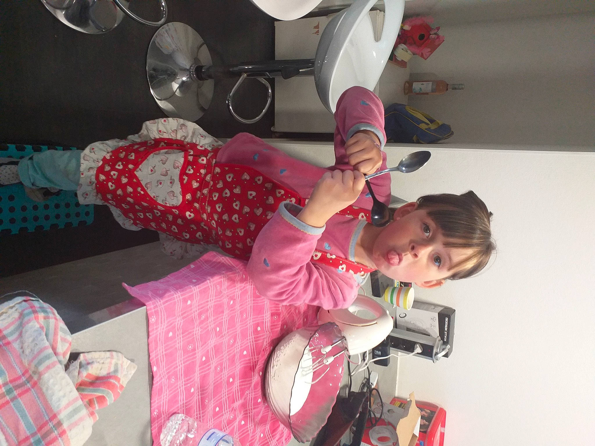 Mylena participe au concours pour gagner de l'argent avec cette photo : child, happy, person, pink, play, toddler