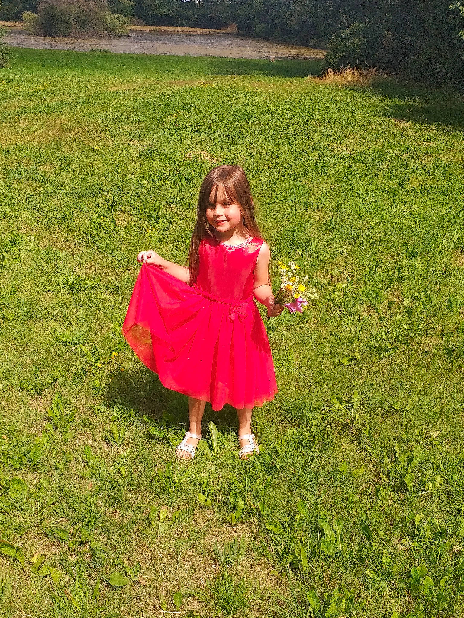 Mylena a rejoint le concours — aidez-le/la à gagner de superbes lots ! child, clothing, costume, dress, flower, fun, grass, grass_family, grassland, joy, lawn, magenta, meadow, person, pink, plant, smile, summer, tree, wildflower