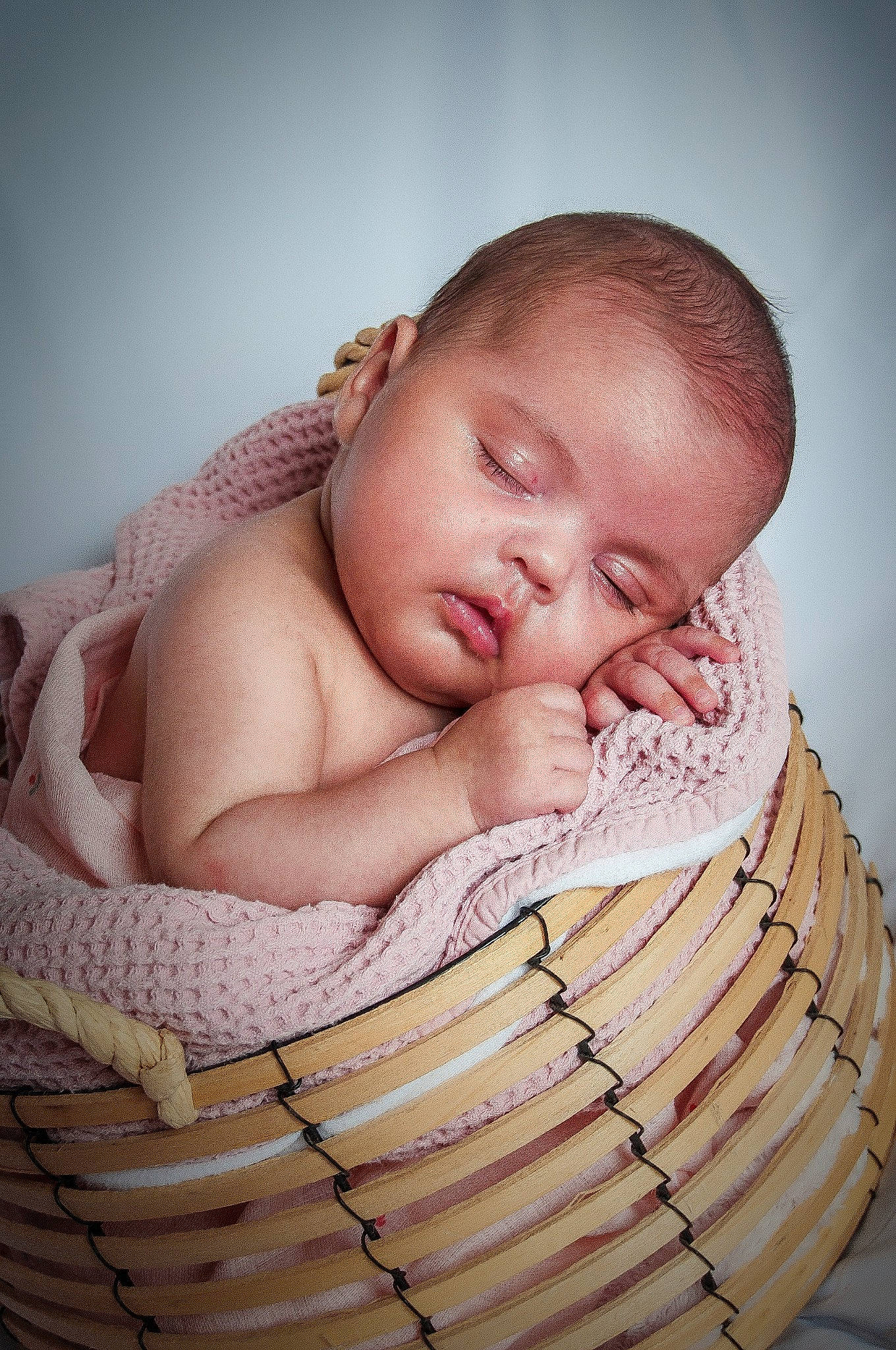 Eva a rejoint le concours — aidez-le/la à gagner de superbes lots ! baby, baby_products, baby_sleeping, baby_toddler_clothing, basket, bedding, bedtime, cheek, child, comfort, flash_photography, hand, happy, linens, person, pink, room, sitting, skin, stomach