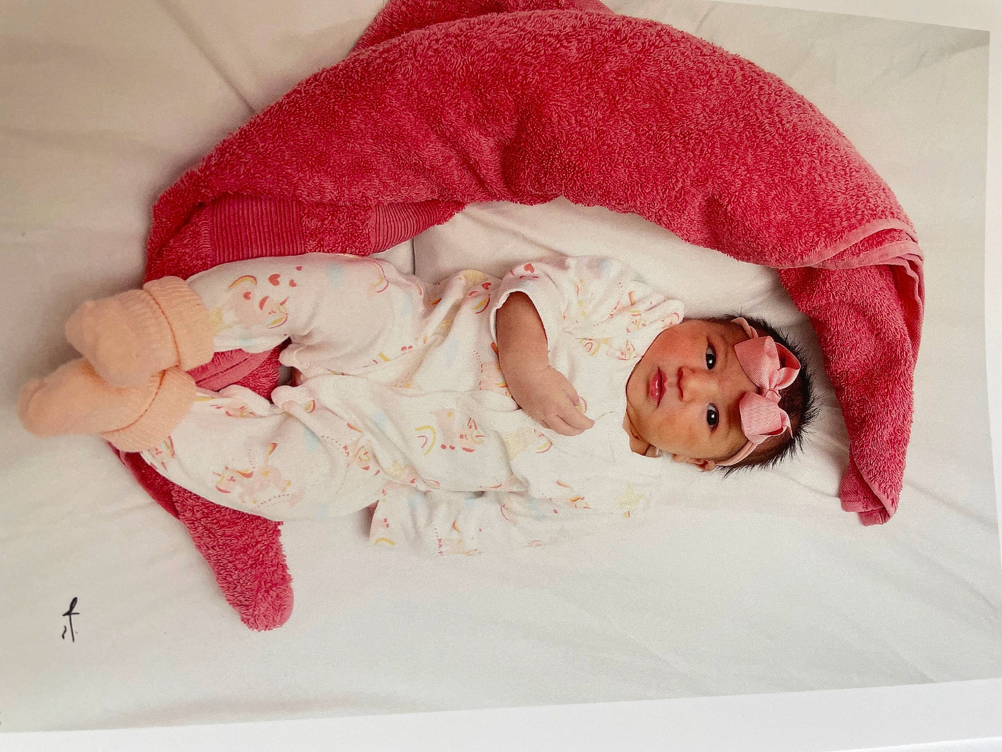 Amélia participe au concours pour gagner de l'argent avec cette photo : art, baby, baby_products, baby_sleeping, baby_toddler_clothing, bed, bedding, bedtime, carmine, child, comfort, dress, fur, leg, linens, magenta, pattern, person, pink, sleeve