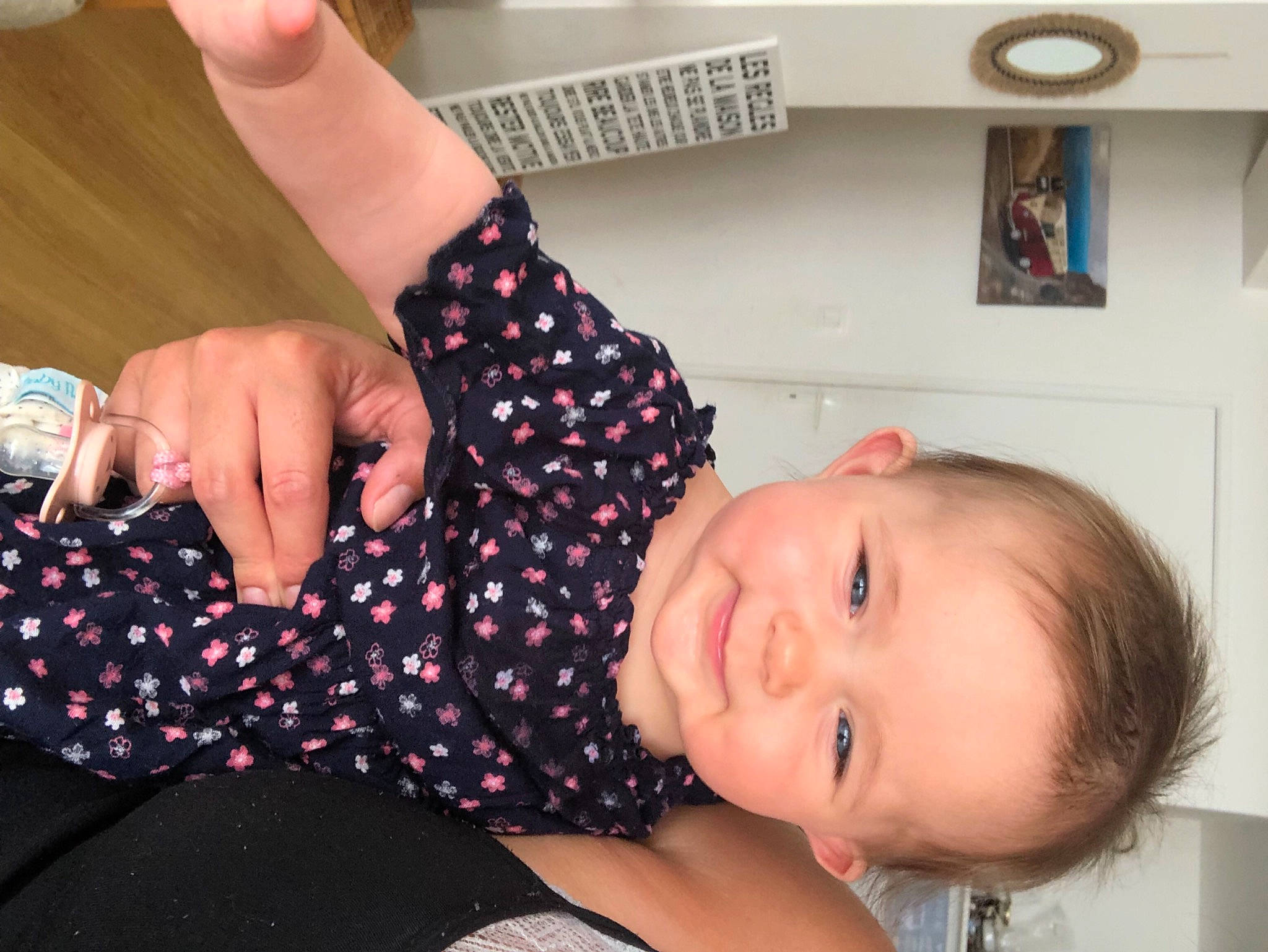Maddy a rejoint le concours — aidez-le/la à gagner de superbes lots ! child, elbow, finger, fun, gesture, happy, human_leg, joint, joy, mouth, nail, pattern, person, picture_frame, plaid, sitting, sleeve, smile, thumb, toddler