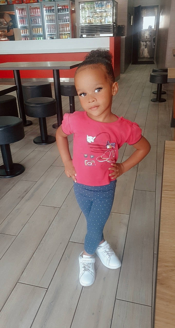 Elikya a rejoint le concours — aidez-le/la à gagner de superbes lots ! arm, floor, flooring, fun, hair, happy, hardwood, human_body, human_leg, joint, knee, leg, leisure, magenta, person, standing, thigh, toddler, trunk, waist