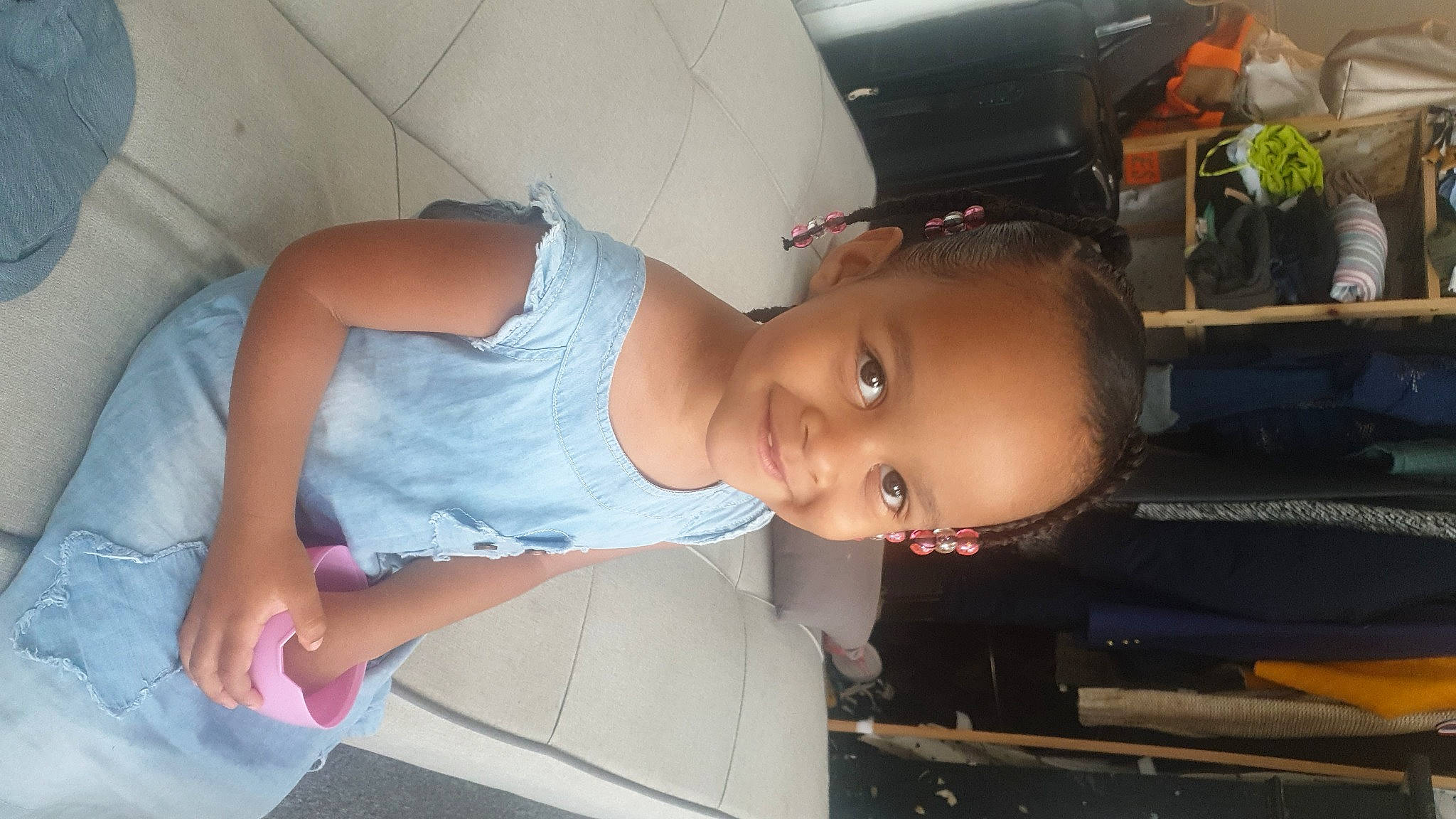 Elikya a rejoint le concours — aidez-le/la à gagner de superbes lots ! baby, baby_products, baby_toddler_clothing, bumper, chest, child, elbow, eyewear, finger, fun, happy, joint, joy, mouth, person, shoulder, sitting, skin, smile, toddler