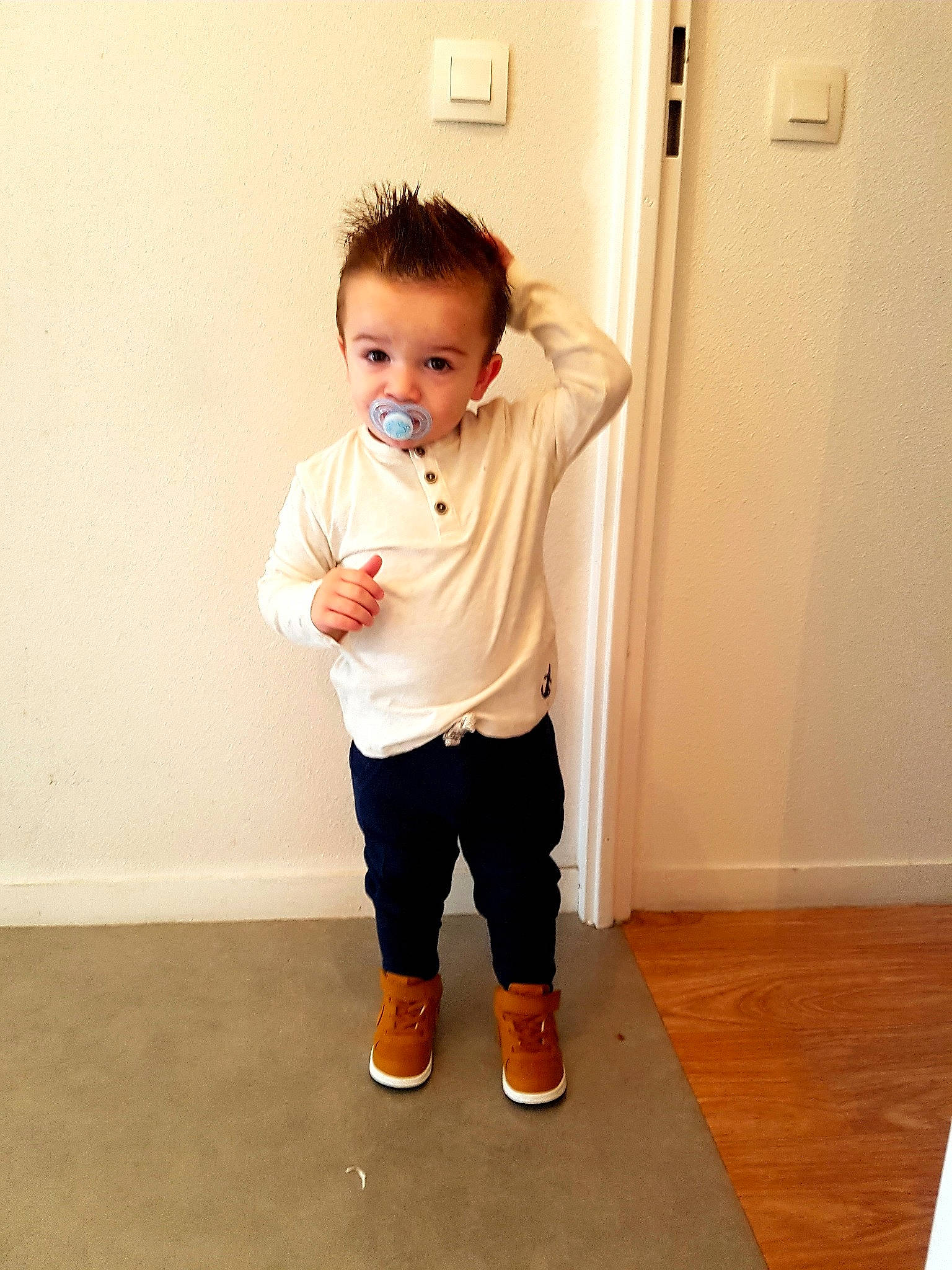 Ibai a rejoint le concours — aidez-le/la à gagner de superbes lots ! arm, baby, child, floor, flooring, joint, joy, leg, person, shoe, shoulder, skin, sleeve, standing, t_shirt, toddler, top, trousers