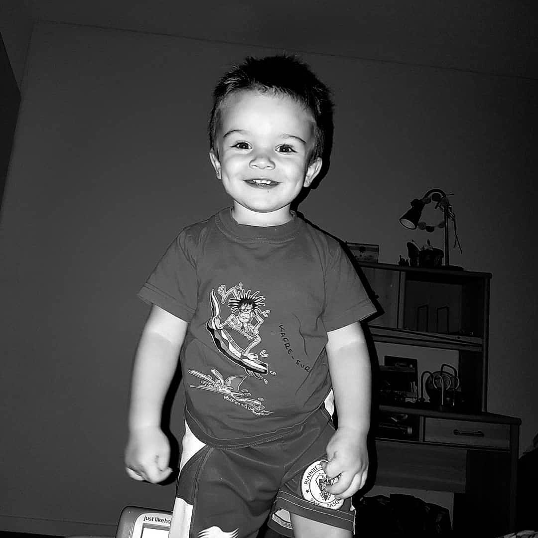 Ibai a rejoint le concours — aidez-le/la à gagner de superbes lots ! arm, black, black_and_white, cheek, child, cool, facial_expression, flash_photography, fun, joy, leg, monochrome, person, photography, room, shoulder, smile, snapshot, standing, t_shirt
