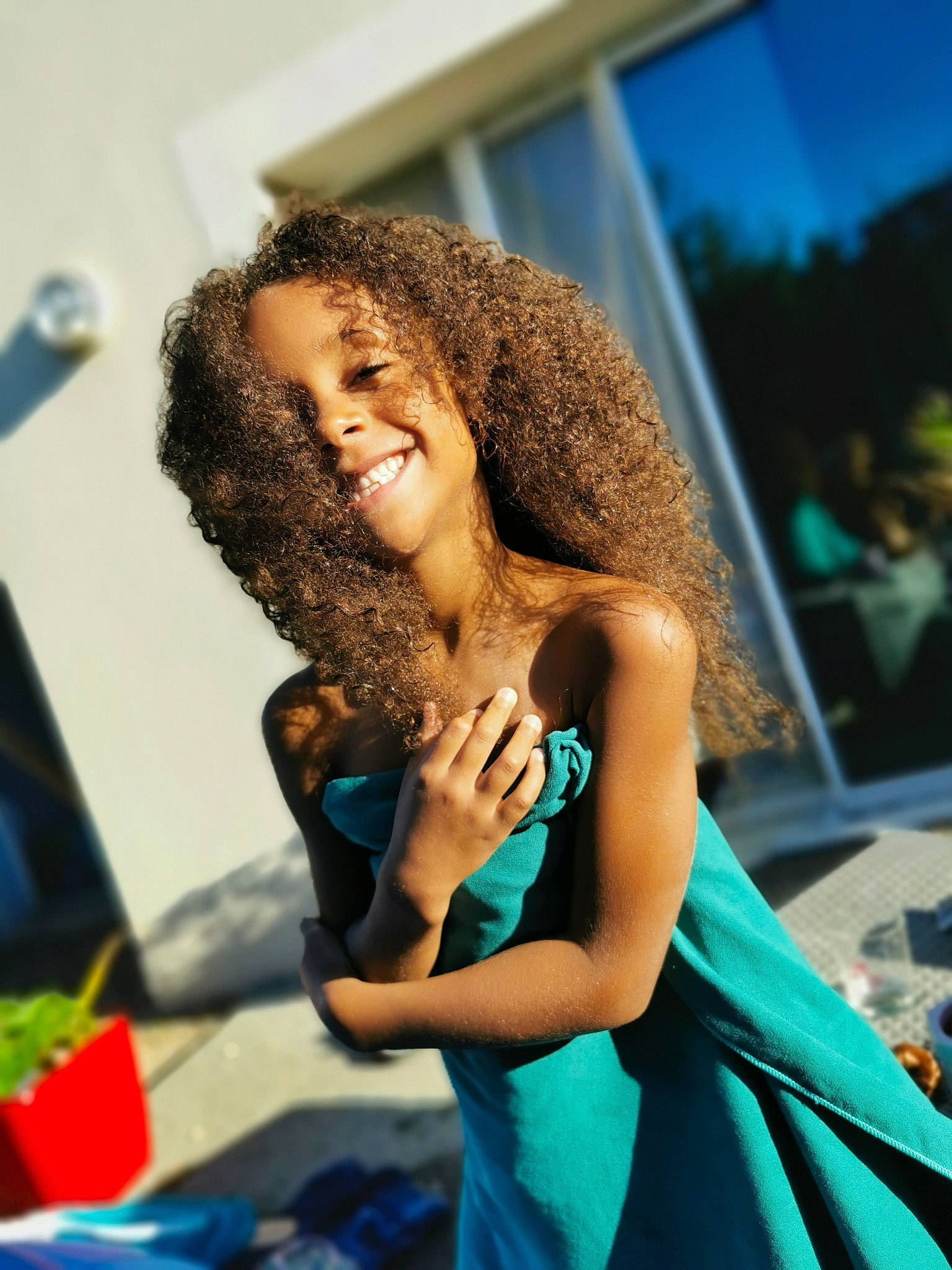 Djoyce a rejoint le concours — aidez-le/la à gagner de superbes lots ! abdomen, azure, black_hair, blue, electric_blue, event, fashion_design, flash_photography, fun, happy, human_leg, joint, joy, leisure, long_hair, person, photograph, smile, snapshot, thigh