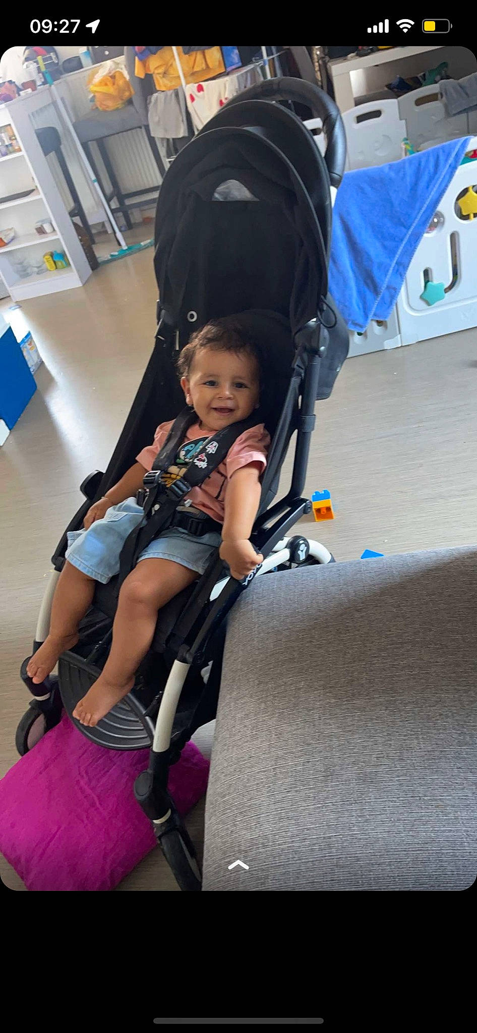 Jassim a rejoint le concours — aidez-le/la à gagner de superbes lots ! automotive_design, baby, baby_carriage, baby_products, bag, chair, child, event, fun, human_leg, joy, knee, leisure, luggage_and_bags, person, recreation, sandal, shorts, sitting, thigh