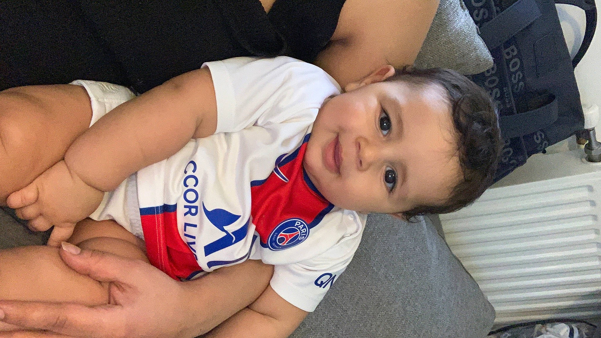 Jassim participe au concours pour gagner de l'argent avec cette photo : arm, cheek, chin, eye, facial_expression, finger, hair, hairstyle, hand, human_body, joint, leg, mammal, mouth, muscle, neck, nose, person, skin, sleeve