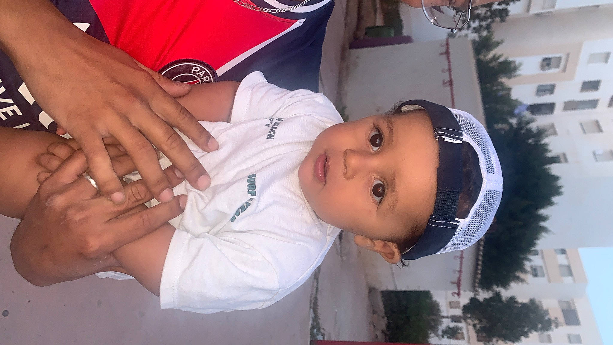 Jassim participe au concours pour gagner de l'argent avec cette photo : chest, child, elbow, flesh, fun, gesture, happy, hat, headwear, human_body, human_leg, mouth, nail, person, plant, skin, smile, thumb, toddler, tree