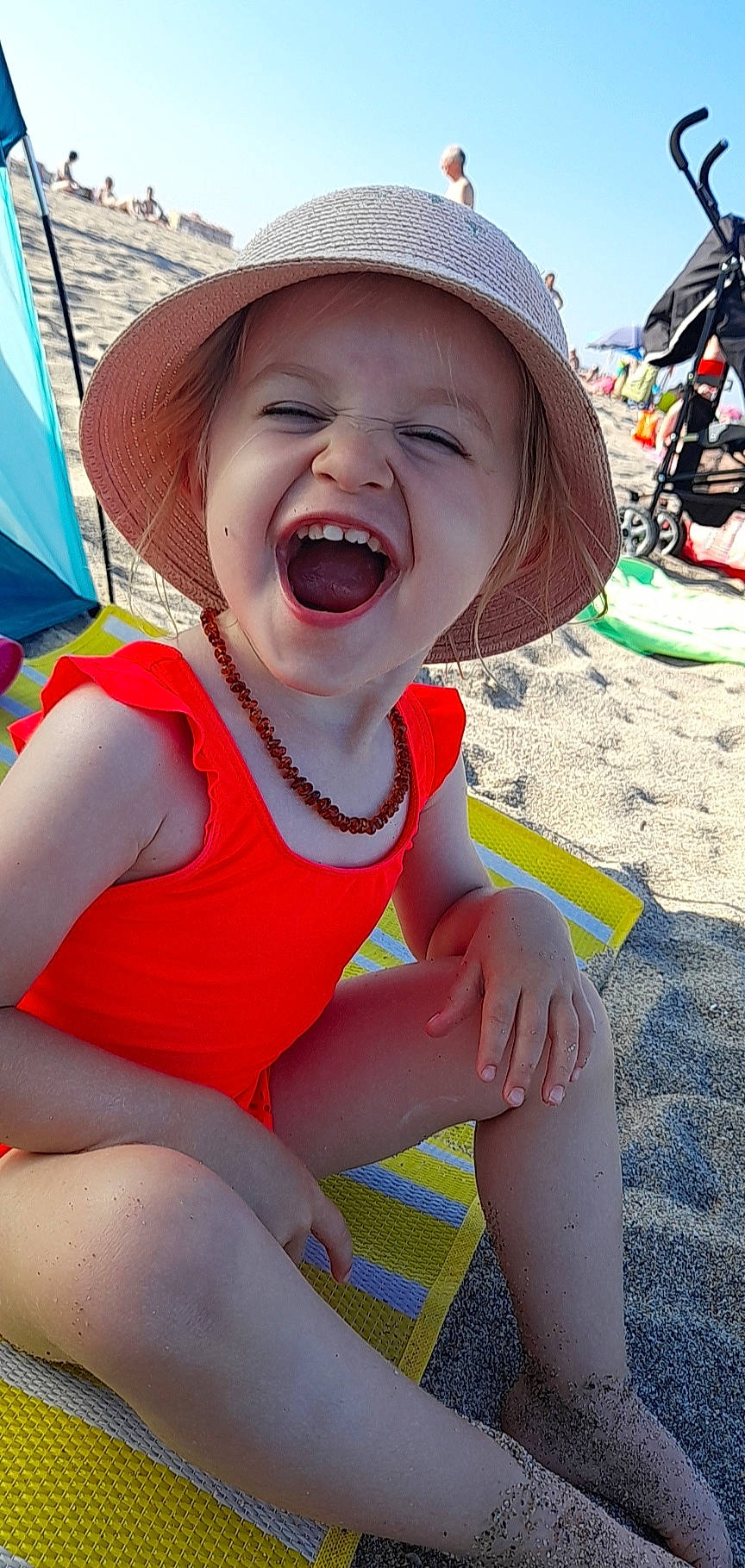 Alyssia a rejoint le concours — aidez-le/la à gagner de superbes lots ! blue, child, finger, fun, grass, happy, hat, headgear, headwear, human_leg, leg, leisure, lip, mouth, person, personal_protective_equipment, recreation, skin, smile, sun_hat