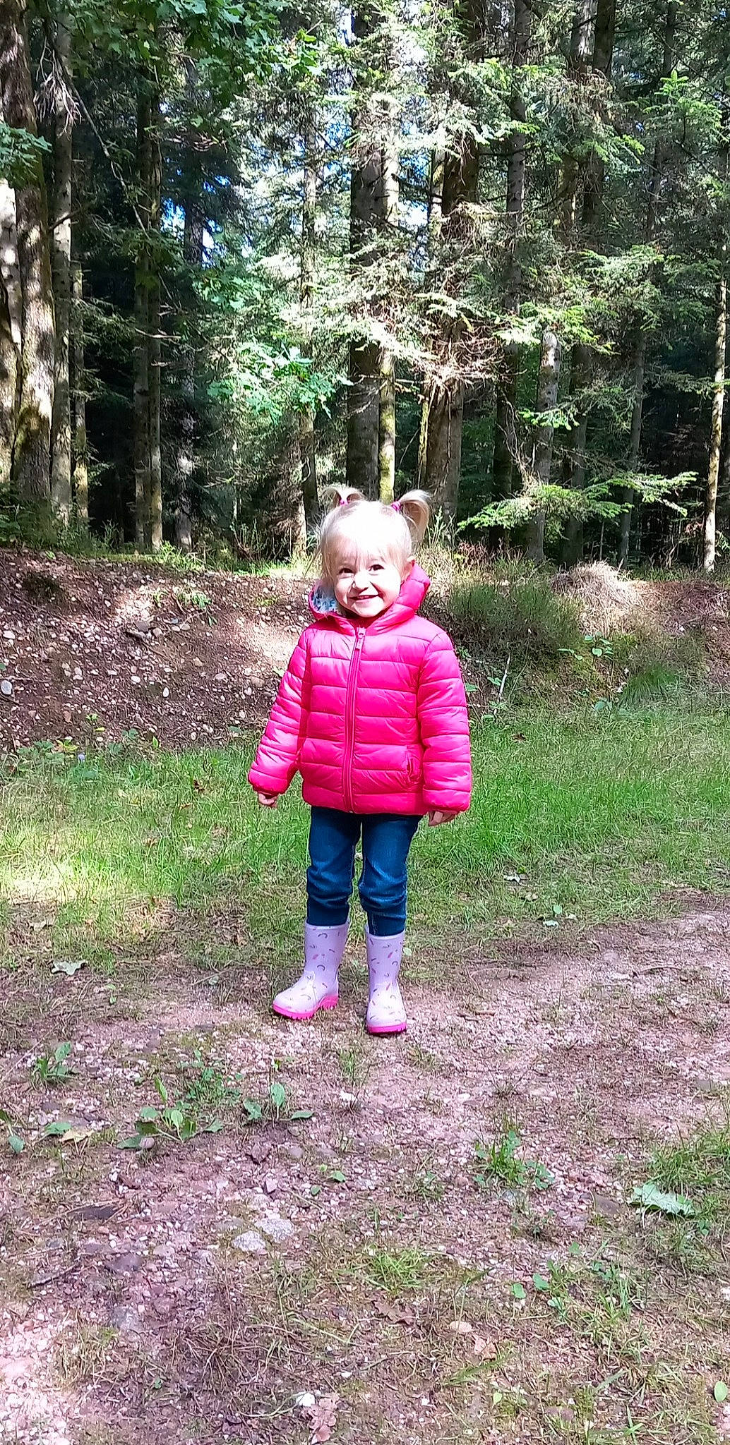 Alyssia participe au concours pour gagner de l'argent avec cette photo : baby_toddler_clothing, botany, eye, forest, grass, happy, jacket, joy, leaf, leisure, natural_landscape, nature, people_in_nature, person, plant, recreation, smile, terrestrial_plant, toddler, tree