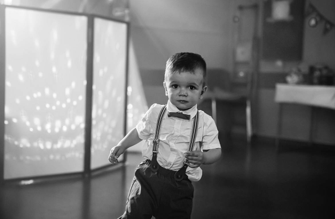 Thyago participe au concours pour gagner de l'argent avec cette photo : baby, black_and_white, child, elbow, flash_photography, fun, happy, monochrome, monochrome_photography, person, portrait_photography, room, shorts, sitting, smile, style, t_shirt, toddler