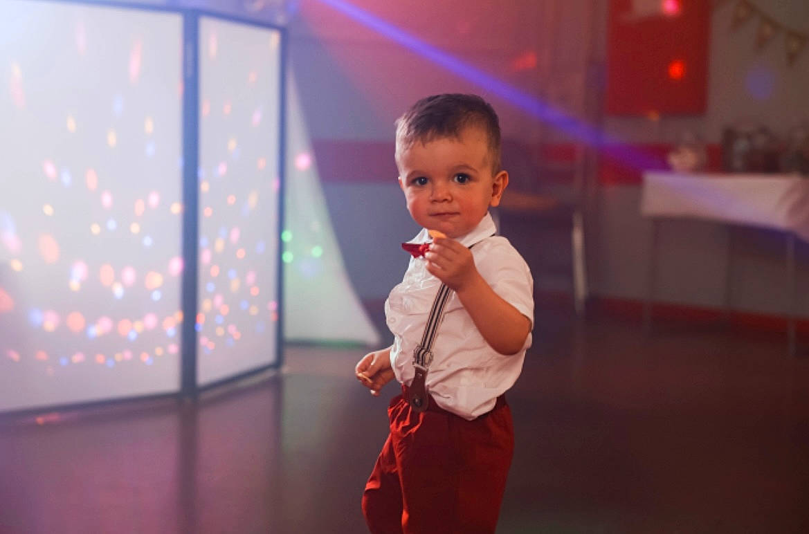 Thyago participe au concours pour gagner de l'argent avec cette photo : baby, child, entertainment, event, flash_photography, flooring, fun, happy, leisure, magenta, music, night, performance, performance_art, performing_arts, person, room, toddler, visual_effect_lighting