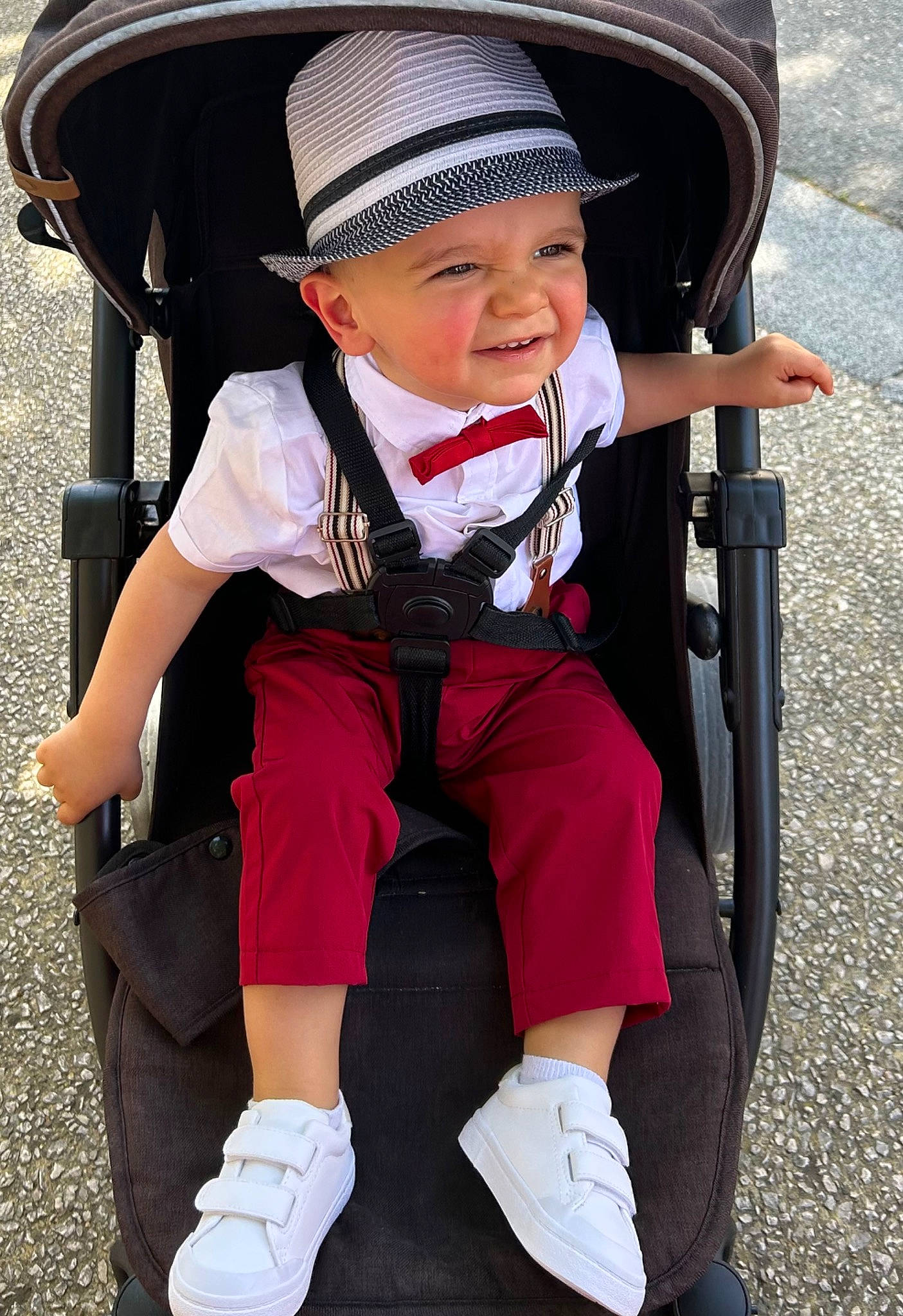 Thyago a rejoint le concours — aidez-le/la à gagner de superbes lots ! baby, baby_carriage, baby_products, baby_toddler_clothing, child, costume_hat, electric_blue, face, hat, headwear, joy, magenta, person, photograph, product, sitting, smile, snapshot, sneakers, sock