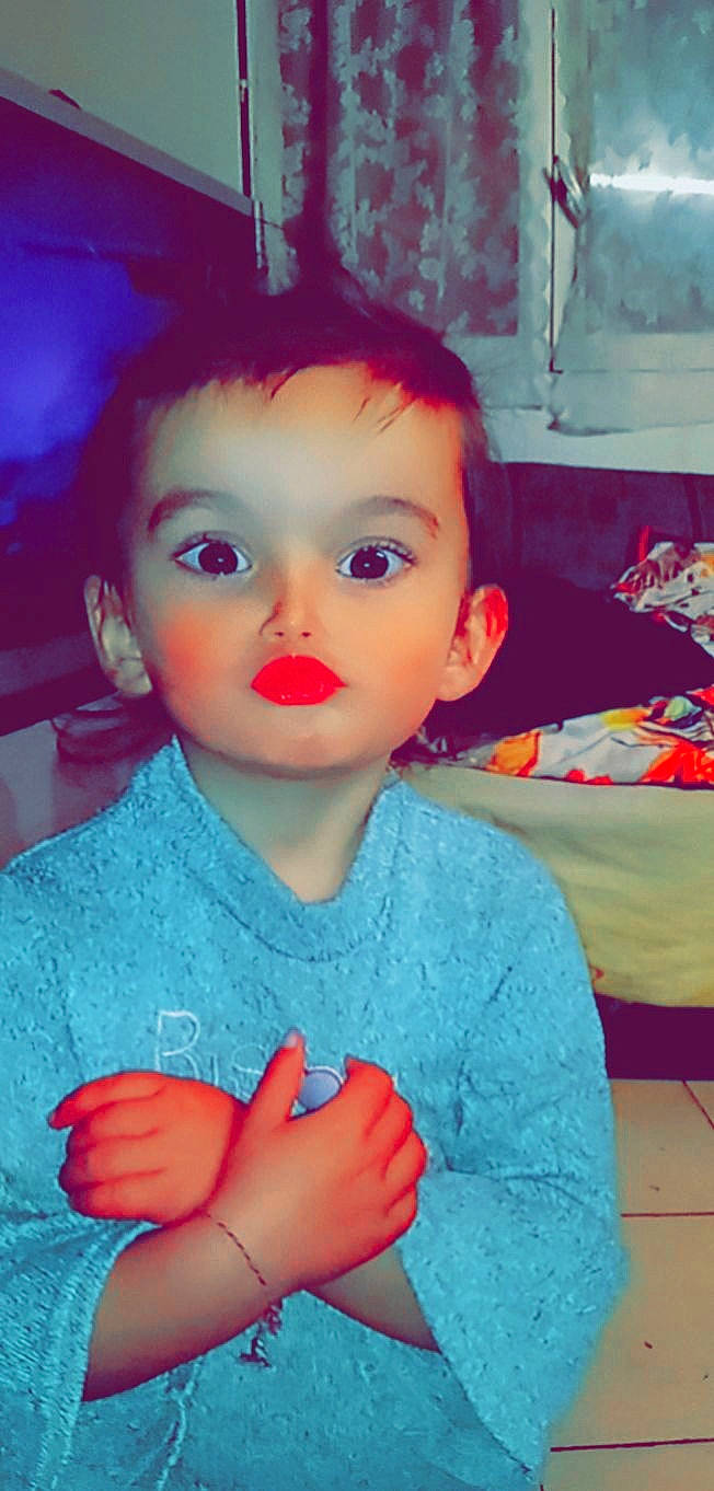 Soleyna a rejoint le concours — aidez-le/la à gagner de superbes lots ! cheek, chin, eye, eyebrow, eyelash, facial_expression, finger, forehead, gesture, happy, head, iris, lip, mouth, neck, nose, orange, person, pink, red