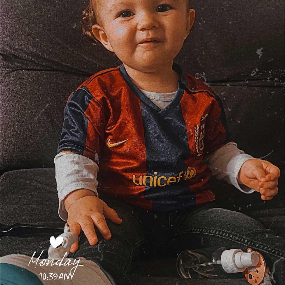 Illyano participe au concours pour gagner de l'argent avec cette photo : bodypart, boy, child, clothing, couch, electronics, face, footwear, furniture, head, male, mobilephone, pants, person, phone, photography, portrait, shoe, sitting, sneaker