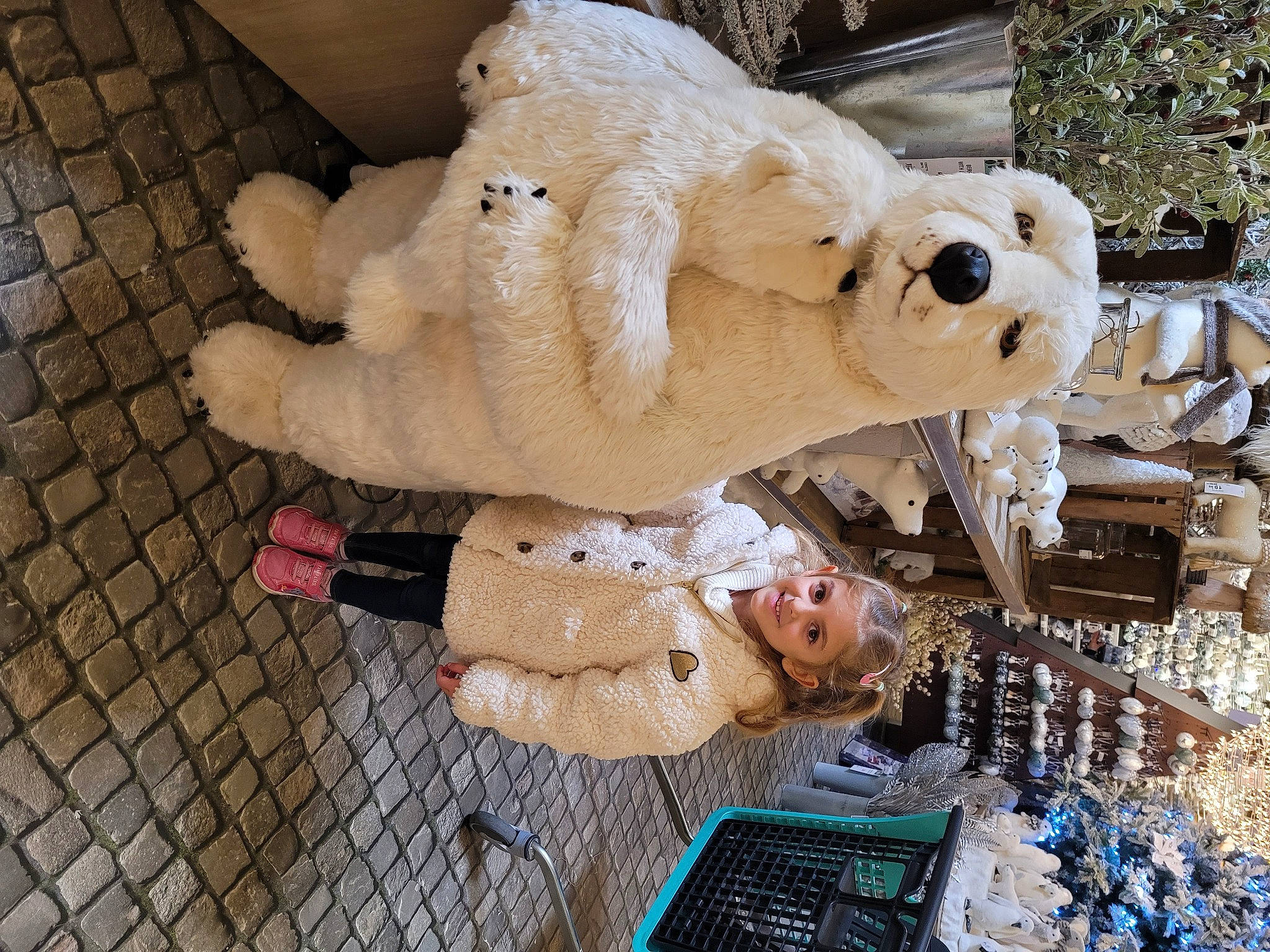 Lorelyne a rejoint le concours — aidez-le/la à gagner de superbes lots ! baby_toys, bear, engineering, event, fur, joy, person, plush, snout, stuffed_toy, teddy_bear, toy, winter, wood