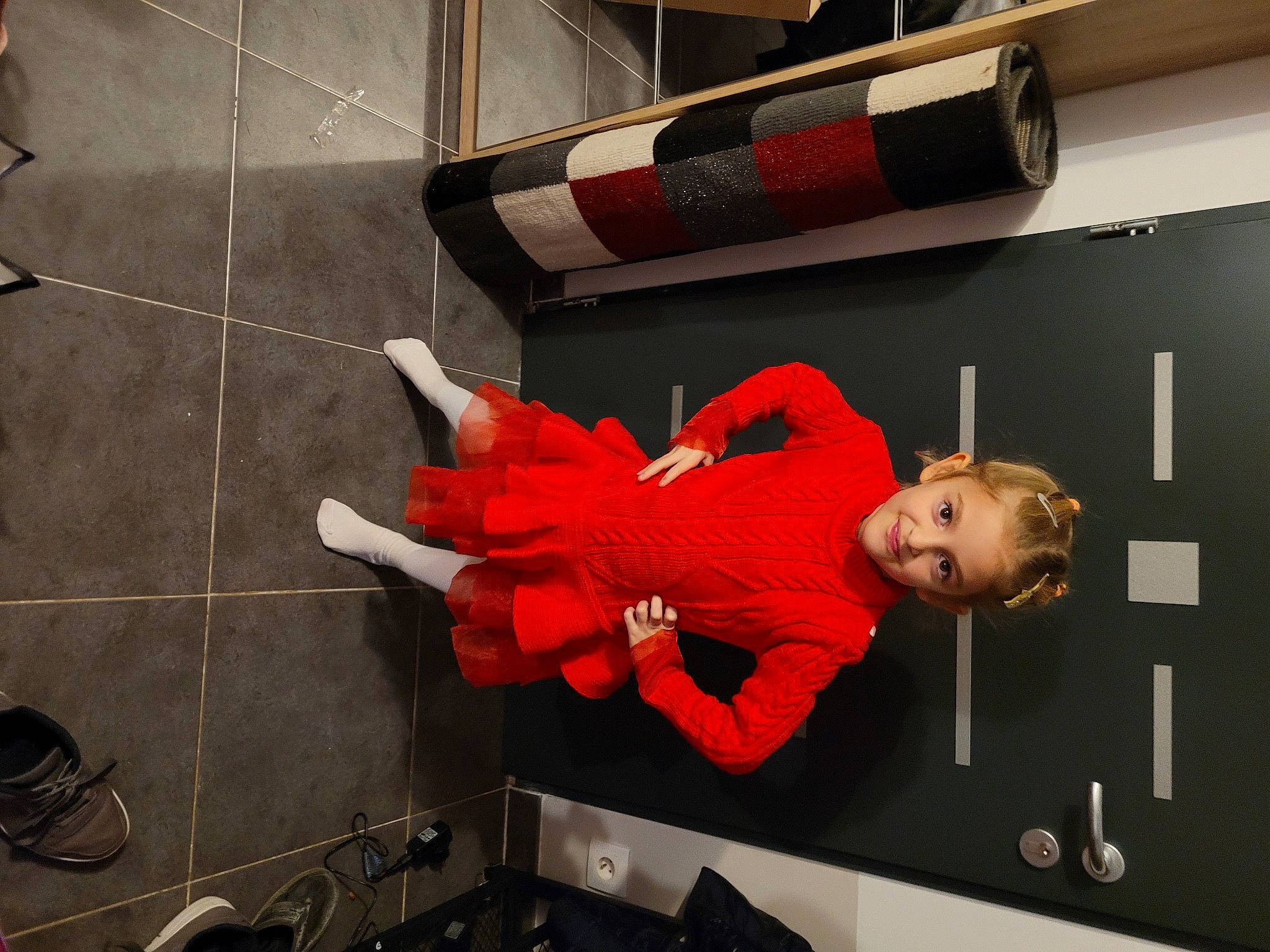 Lorelyne participe au concours pour gagner de l'argent avec cette photo : art, automotive_design, carmine, display_device, flooring, fun, human_leg, joy, person, room, visual_arts