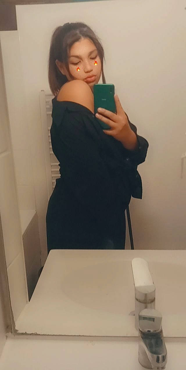 Sara participe au concours pour gagner de l'argent avec cette photo : abdomen, arm, bathroom, black_hair, chest, elbow, formal_wear, gesture, hand, human_leg, joint, knee, person, room, selfie, sleeve, sportswear, t_shirt, thigh, trunk